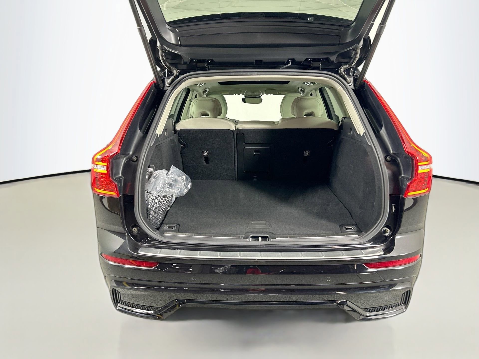 Used 2024 Volvo XC60 T8 Plus w/ Protection Package Premier image 20