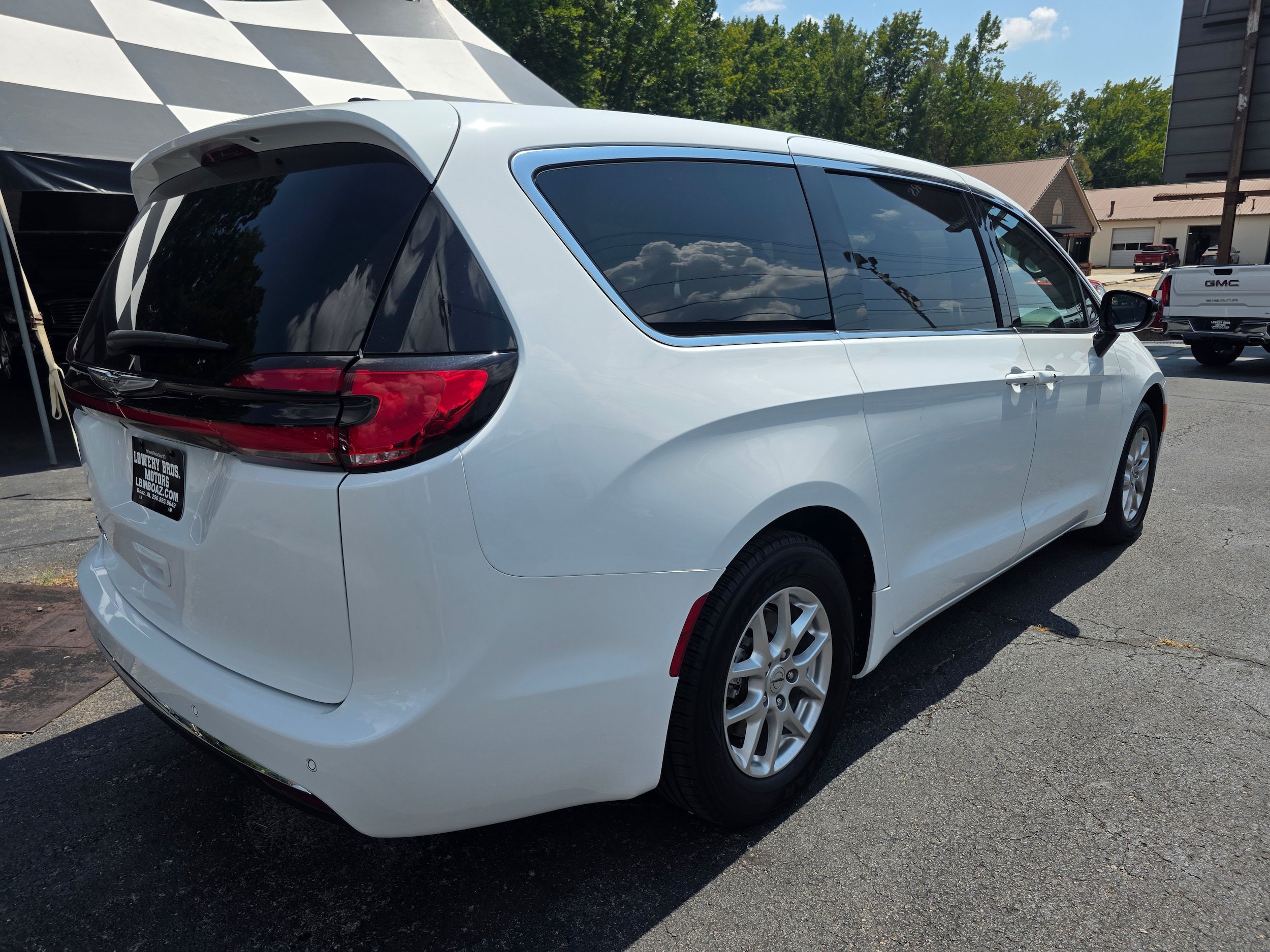 Used 2024 Chrysler Pacifica Touring FWD image 5