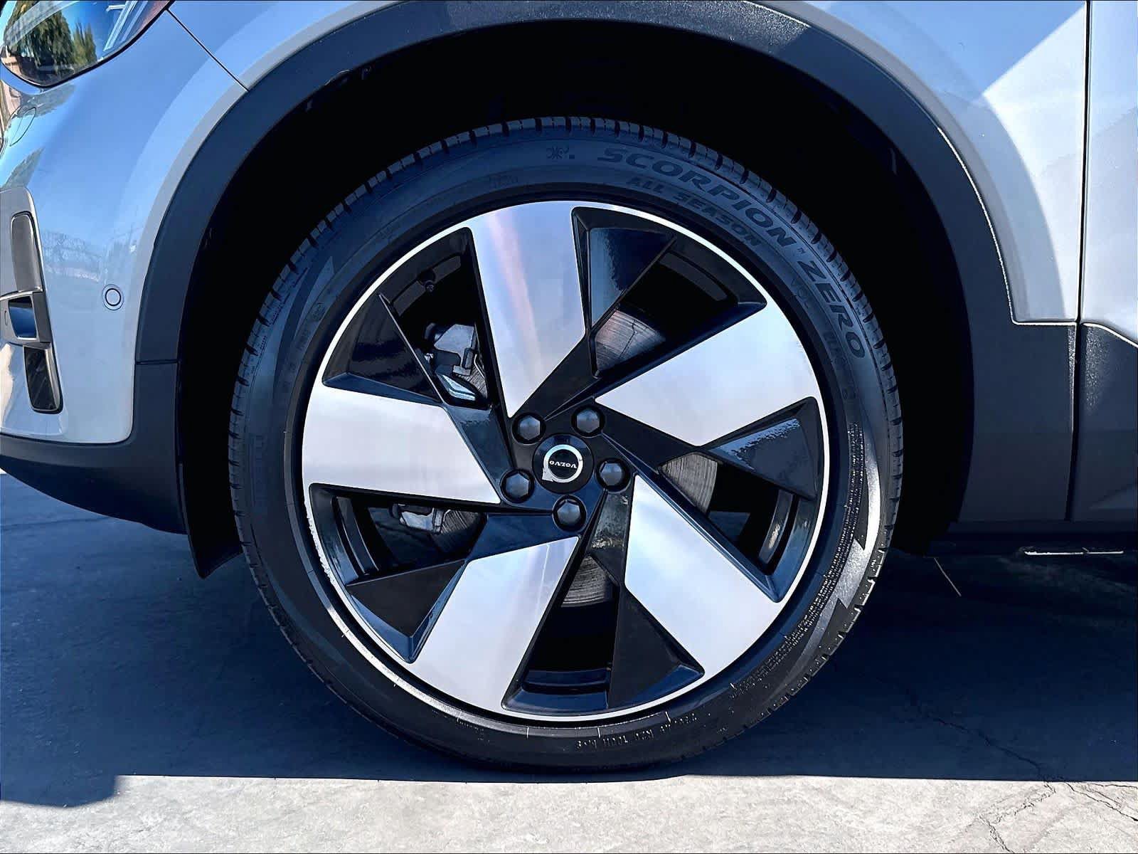 Used 2023 Volvo XC40 Recharge Ultimate AWD/4WD image 12