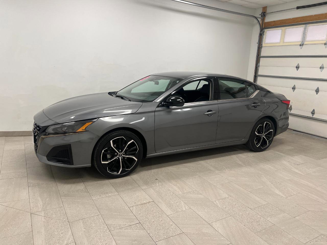Used 2025 Nissan Altima 2.5 SR FWD image 2