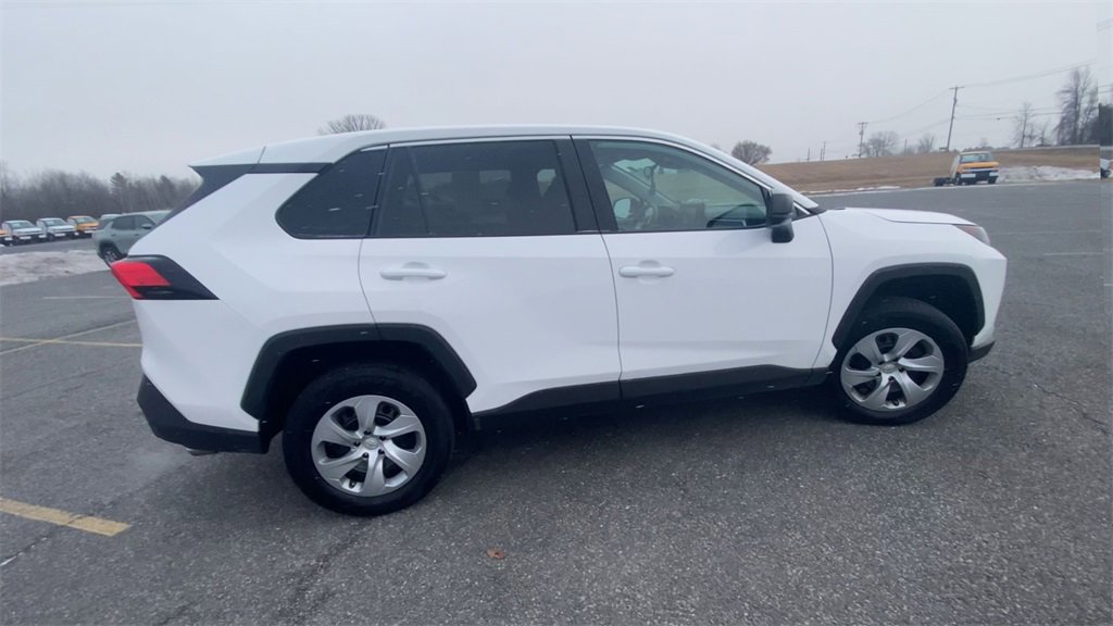 Used 2022 Toyota RAV4 LE image 9