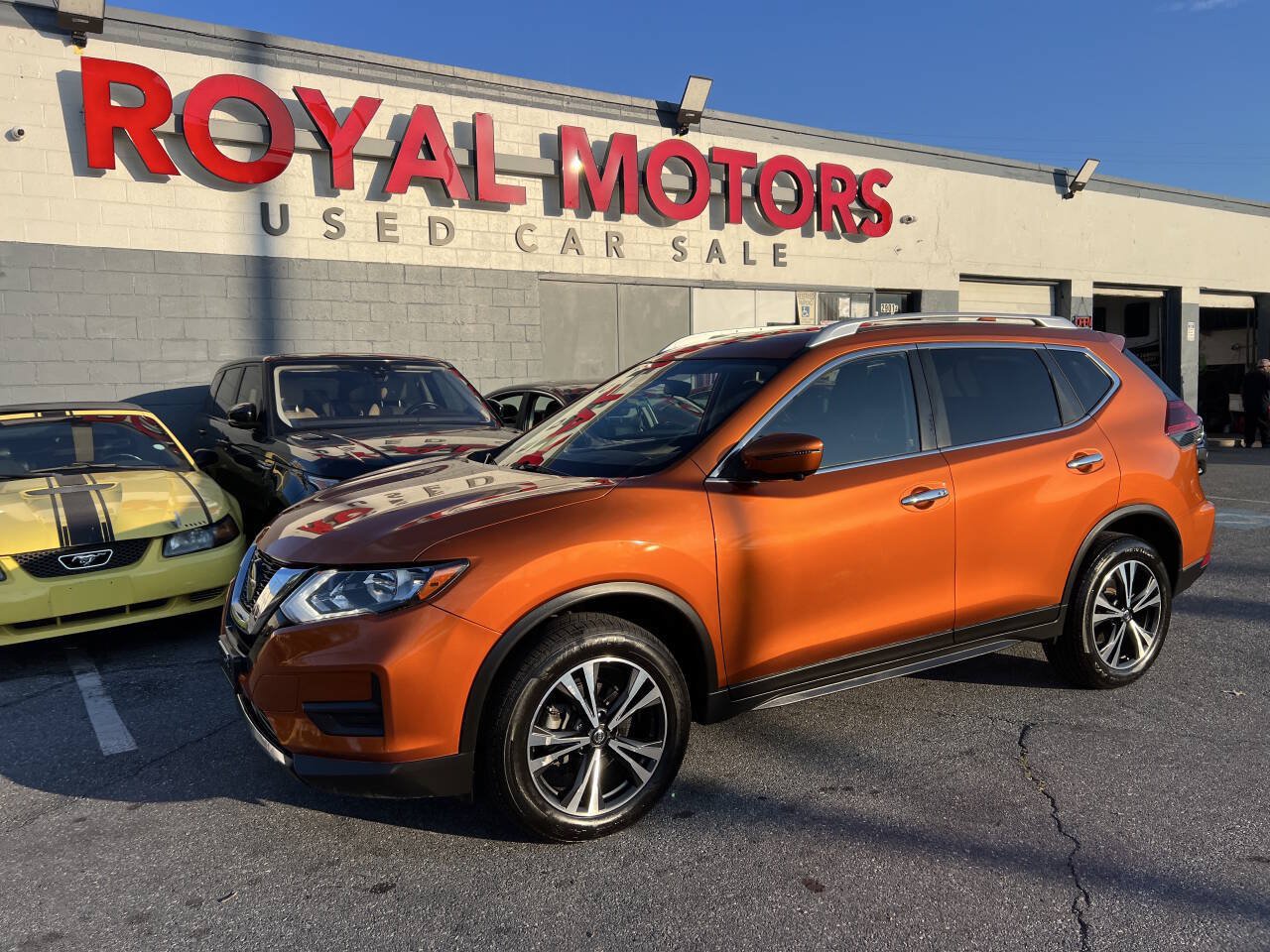 Used 2019 Nissan Rogue SV w/ Sun & Sound Touring Package AWD/4WD image 2