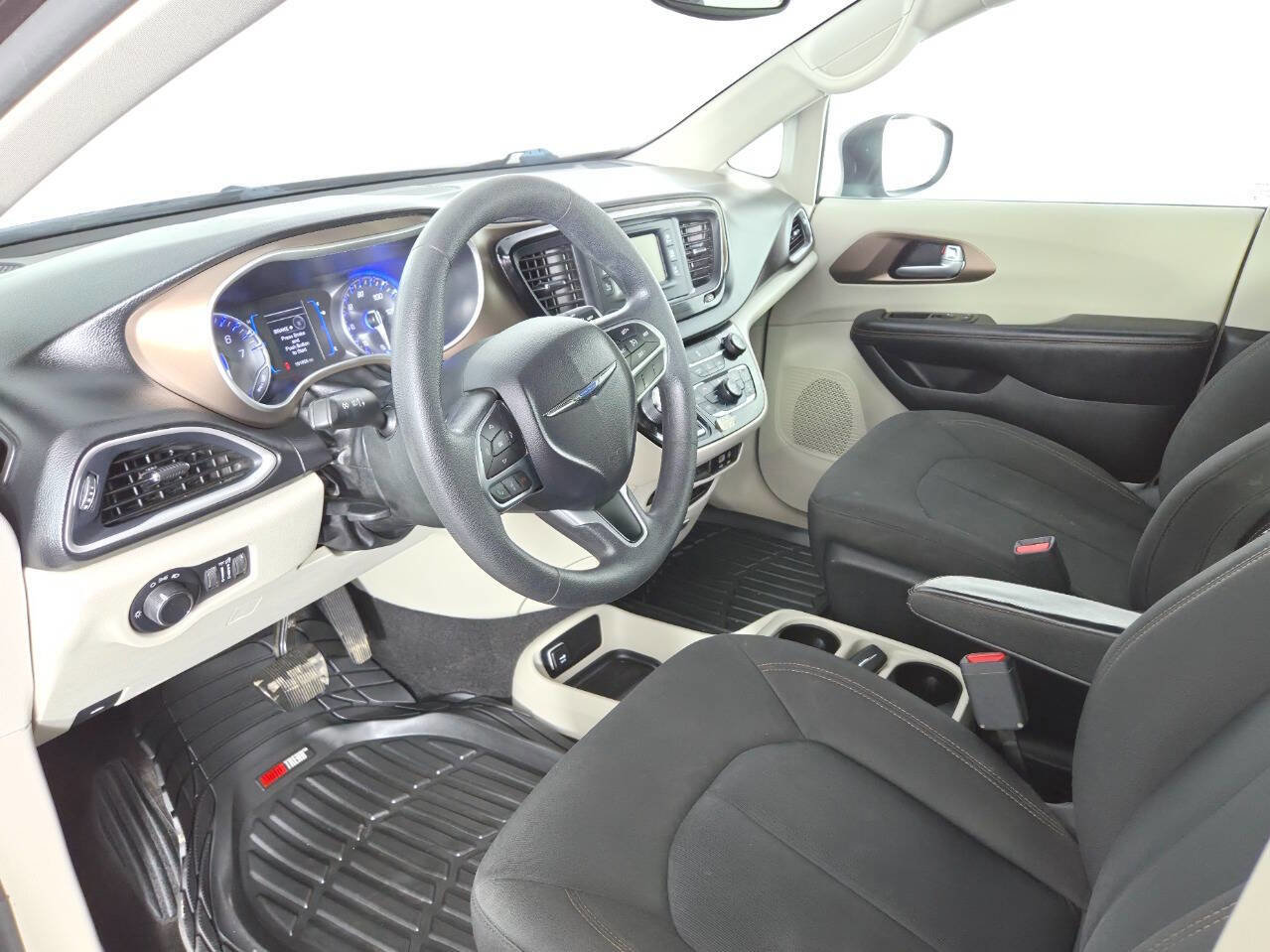 Used 2017 Chrysler Pacifica LX FWD image 15