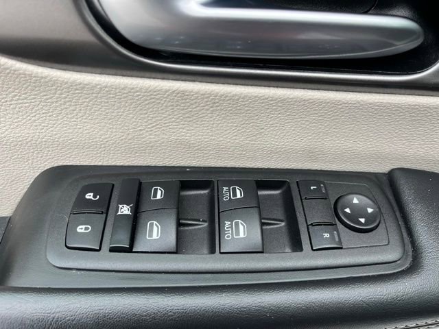 Used 2023 Chrysler Pacifica Touring-L FWD image 13