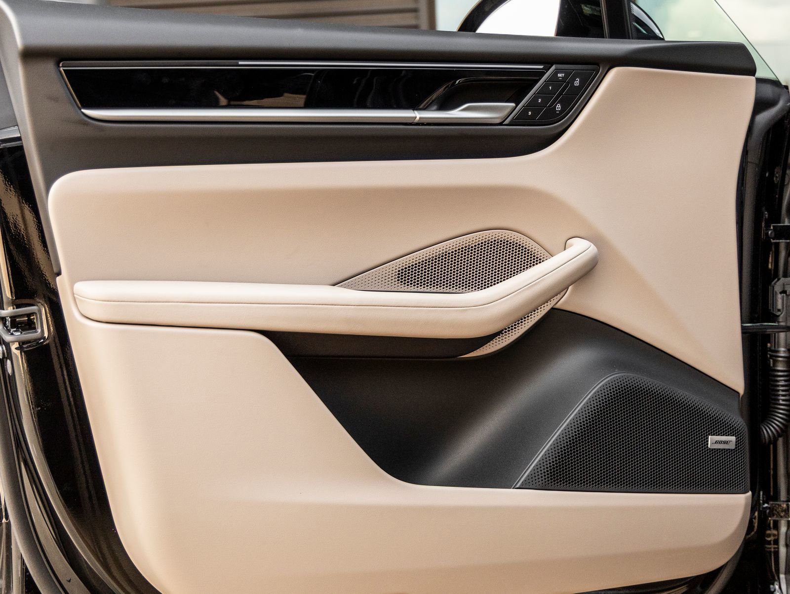 Certified 2025 Porsche Macan 4 Electric image 19