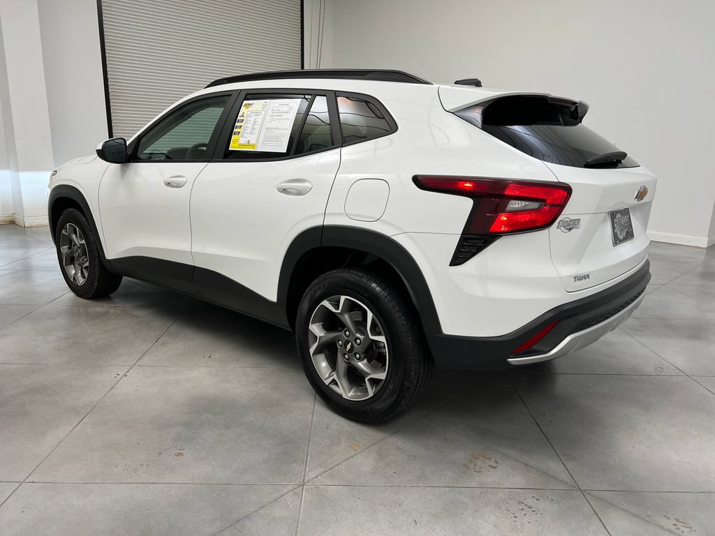 Used 2025 Chevrolet Trax LT FWD image 6