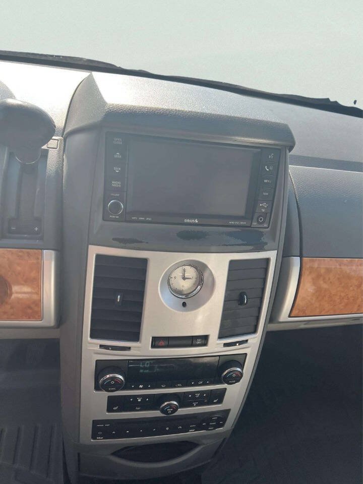 Used 2008 Chrysler Town & Country Limited w/ Entertainment Group #3 FWD image 16