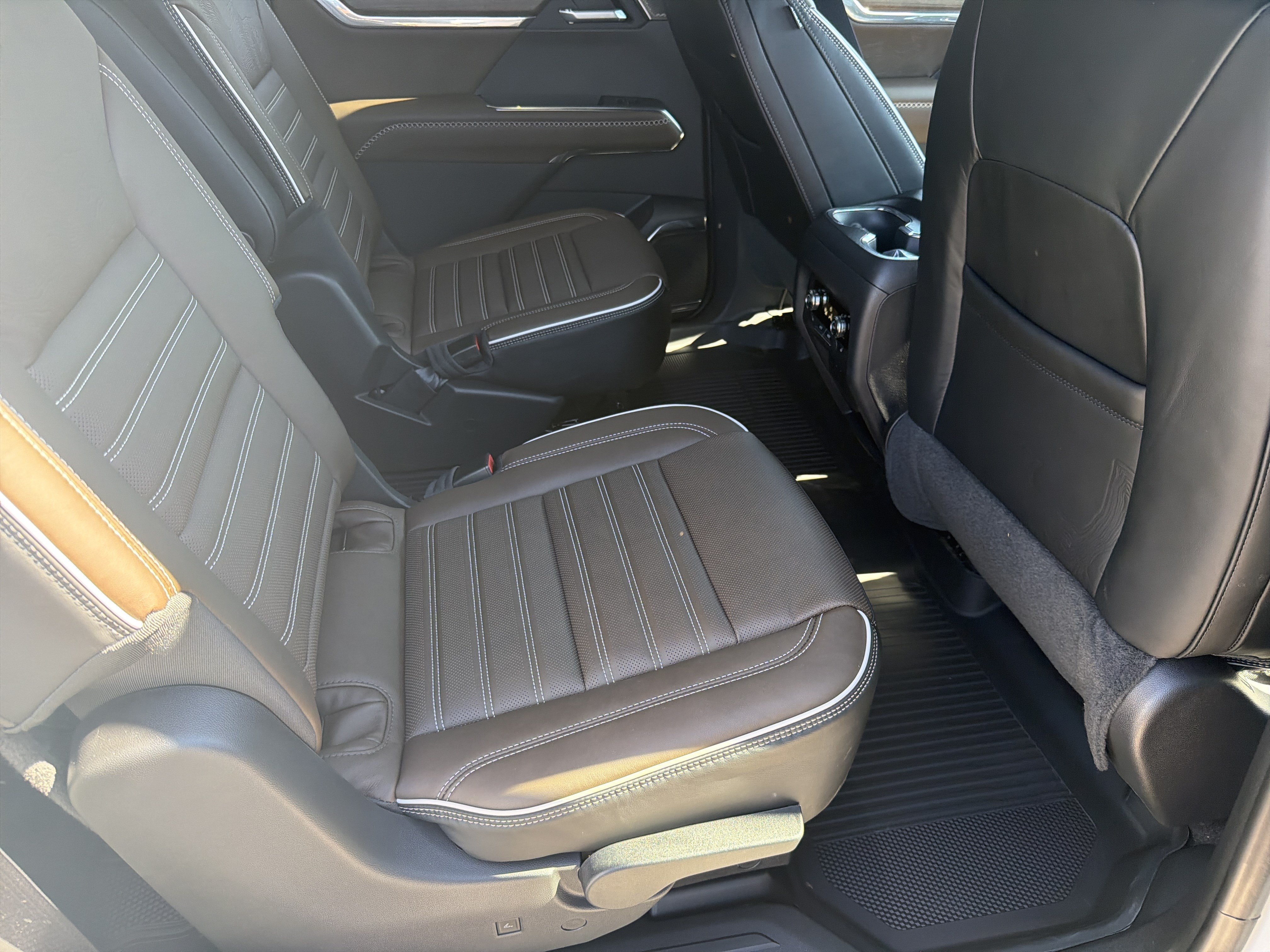 New 2027 GMC Acadia Denali Ultimate w/ LPO, Floor Liner Package AWD/4WD image 16
