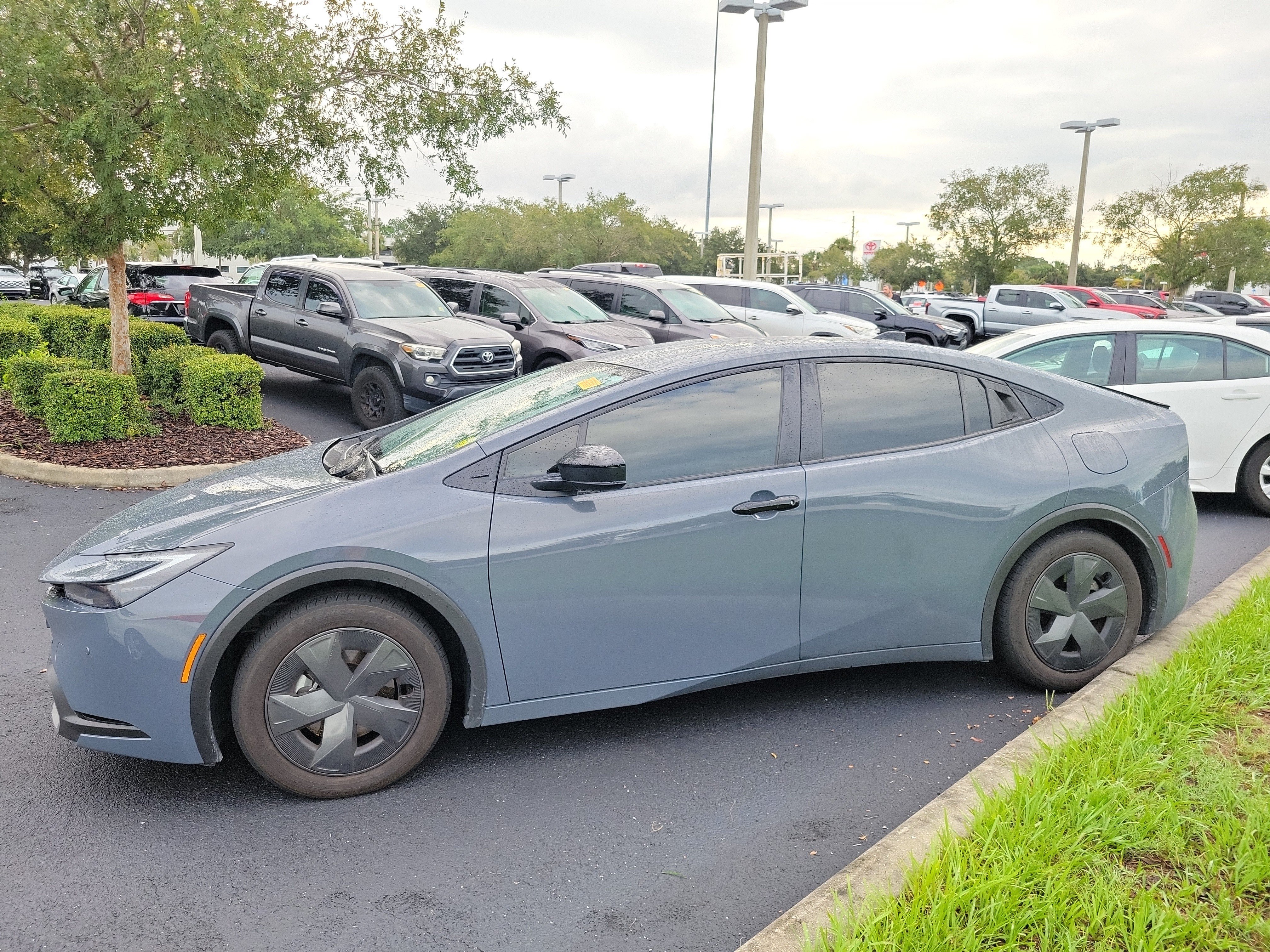 Used 2026 Toyota Prius Plug-In Hybrid FWD image 2