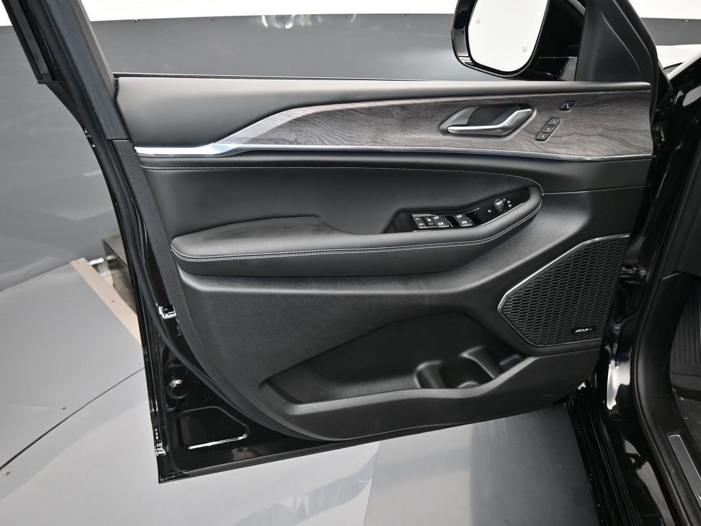 Used 2024 Jeep Grand Cherokee Overland w/ Luxury Tech Group IV image 12