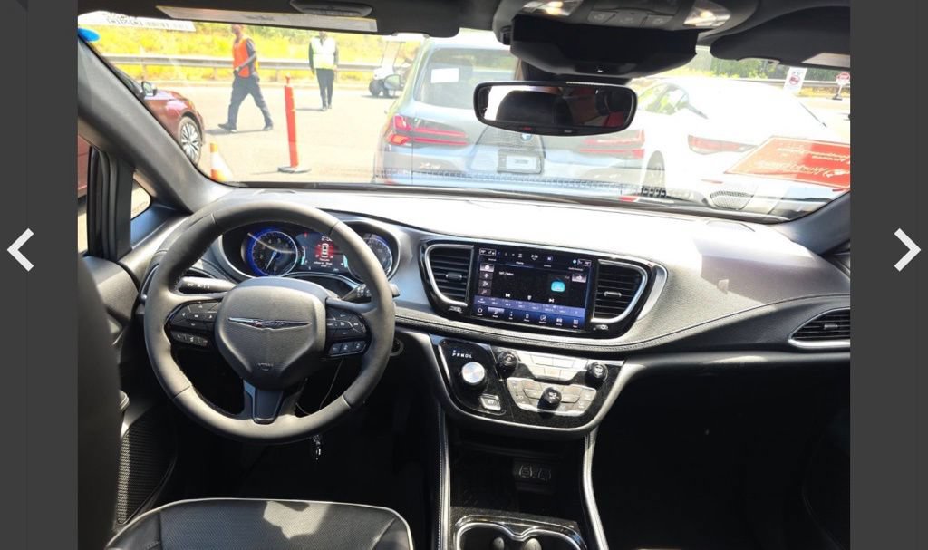 Used 2025 Chrysler Pacifica Limited FWD image 18