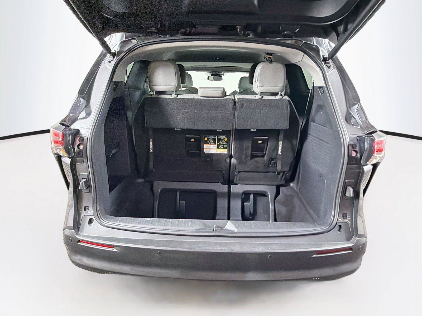 Used 2025 Toyota Sienna XLE FWD image 14