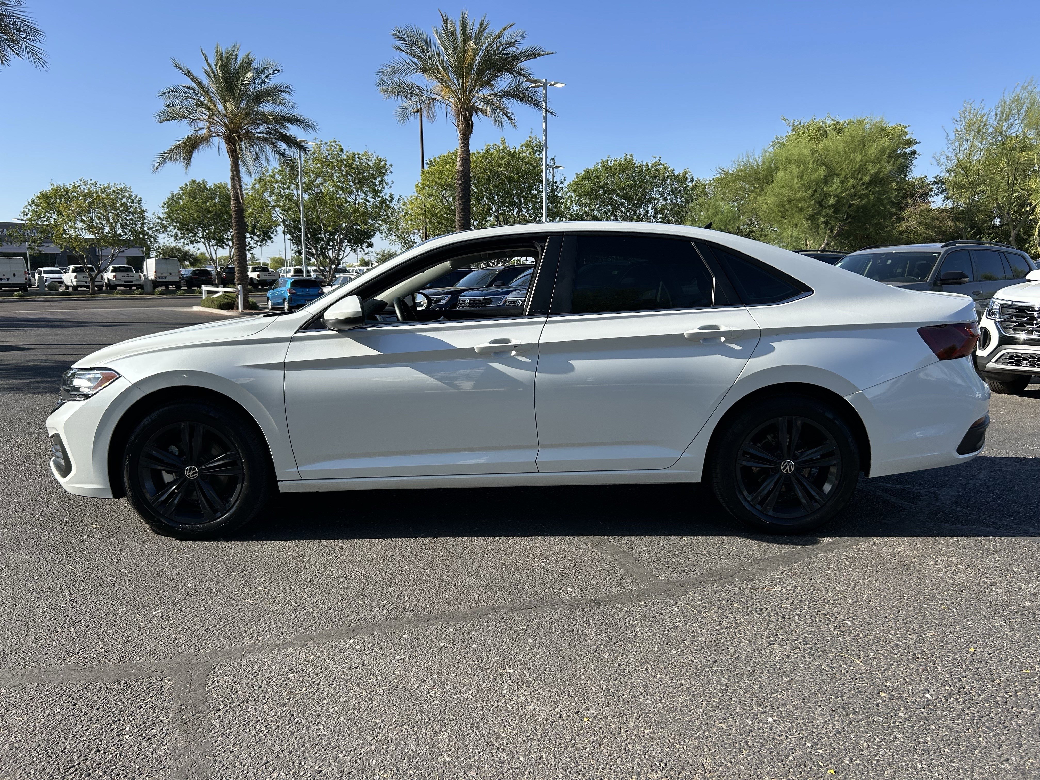 Used 2022 Volkswagen Jetta SE w/ Panoramic Sunroof Package FWD image 2