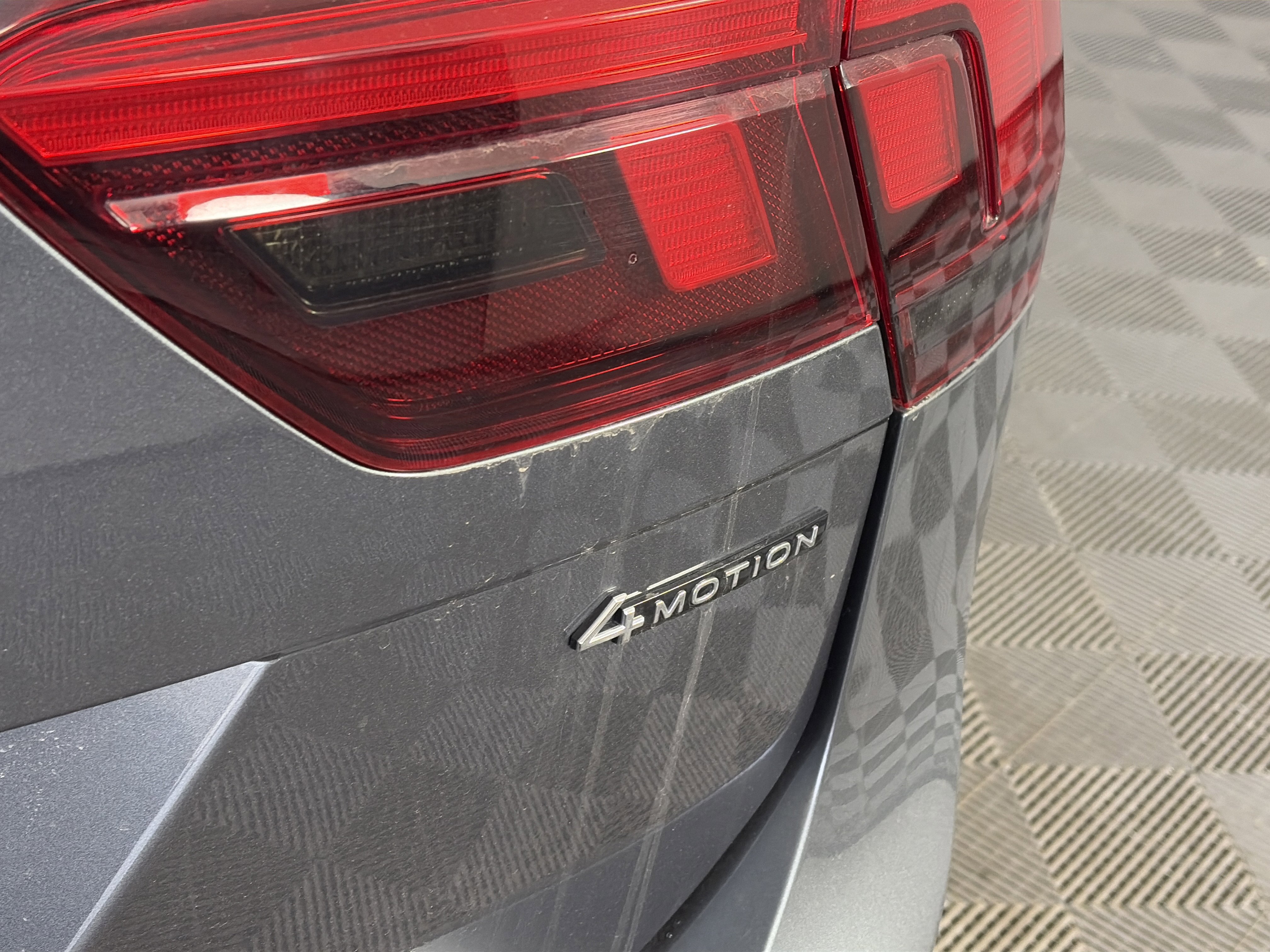 Used 2022 Volkswagen Tiguan SE R-Line image 18