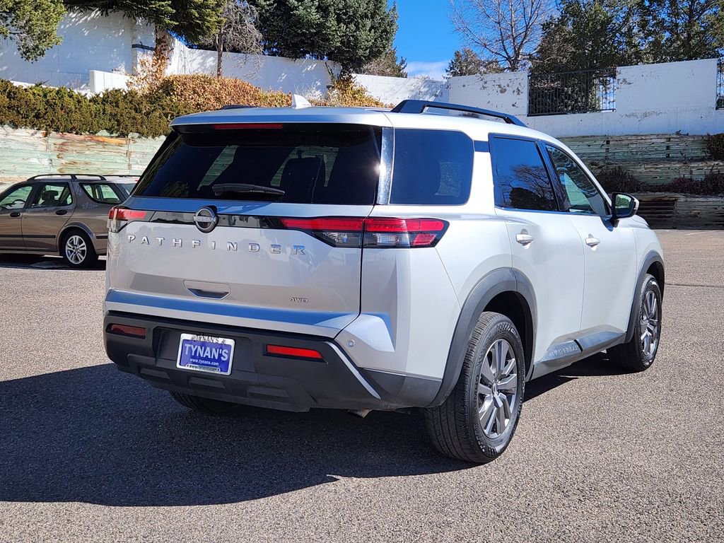 Used 2025 Nissan Pathfinder SV image 3
