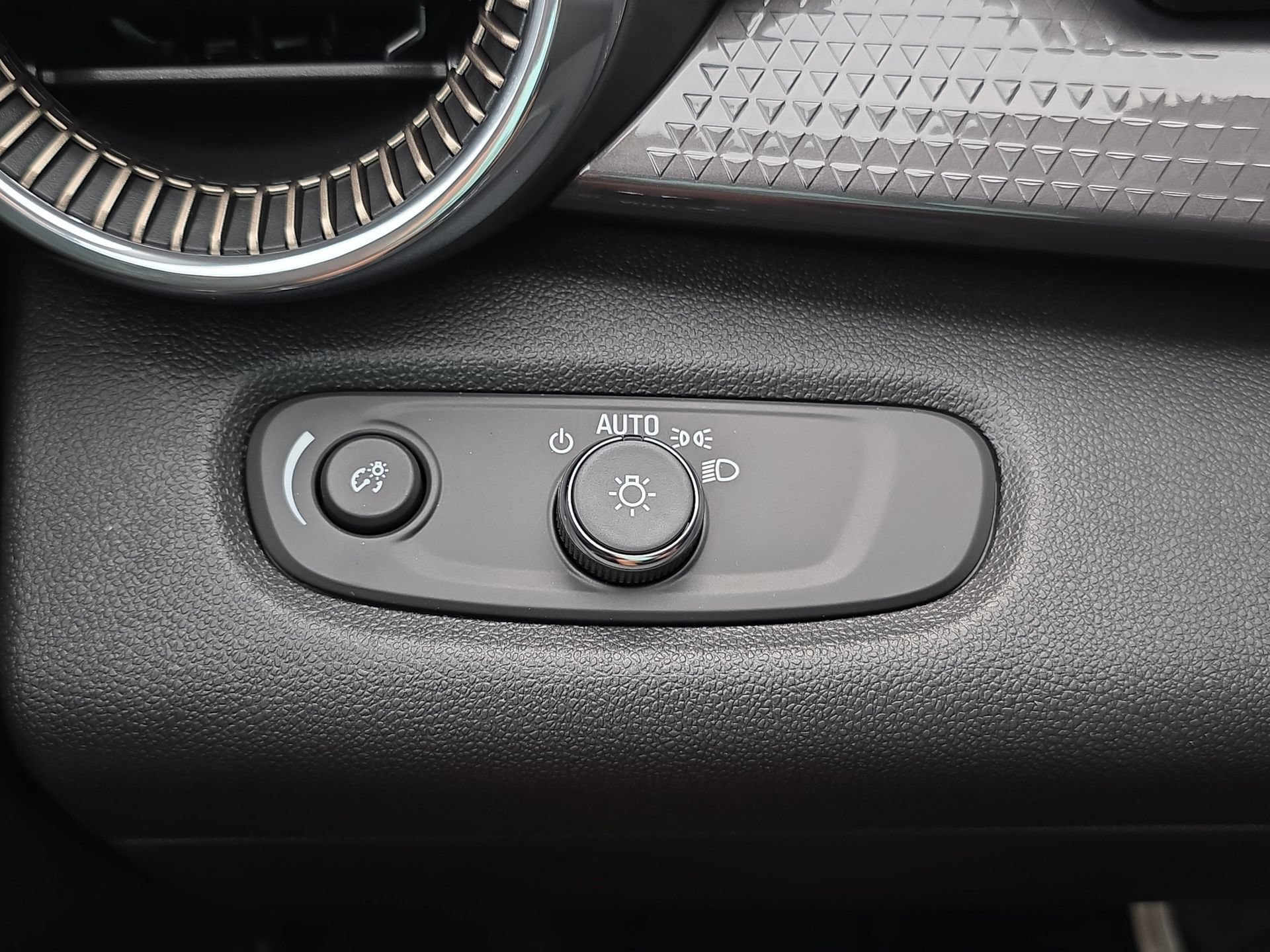 New 2026 Chevrolet Trax ACTIV w/ Sunroof Package FWD image 25