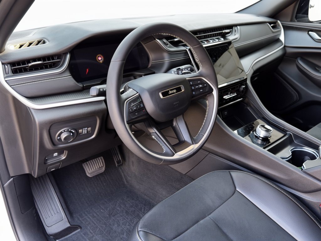 Used 2024 Jeep Grand Cherokee Altitude AWD/4WD image 4