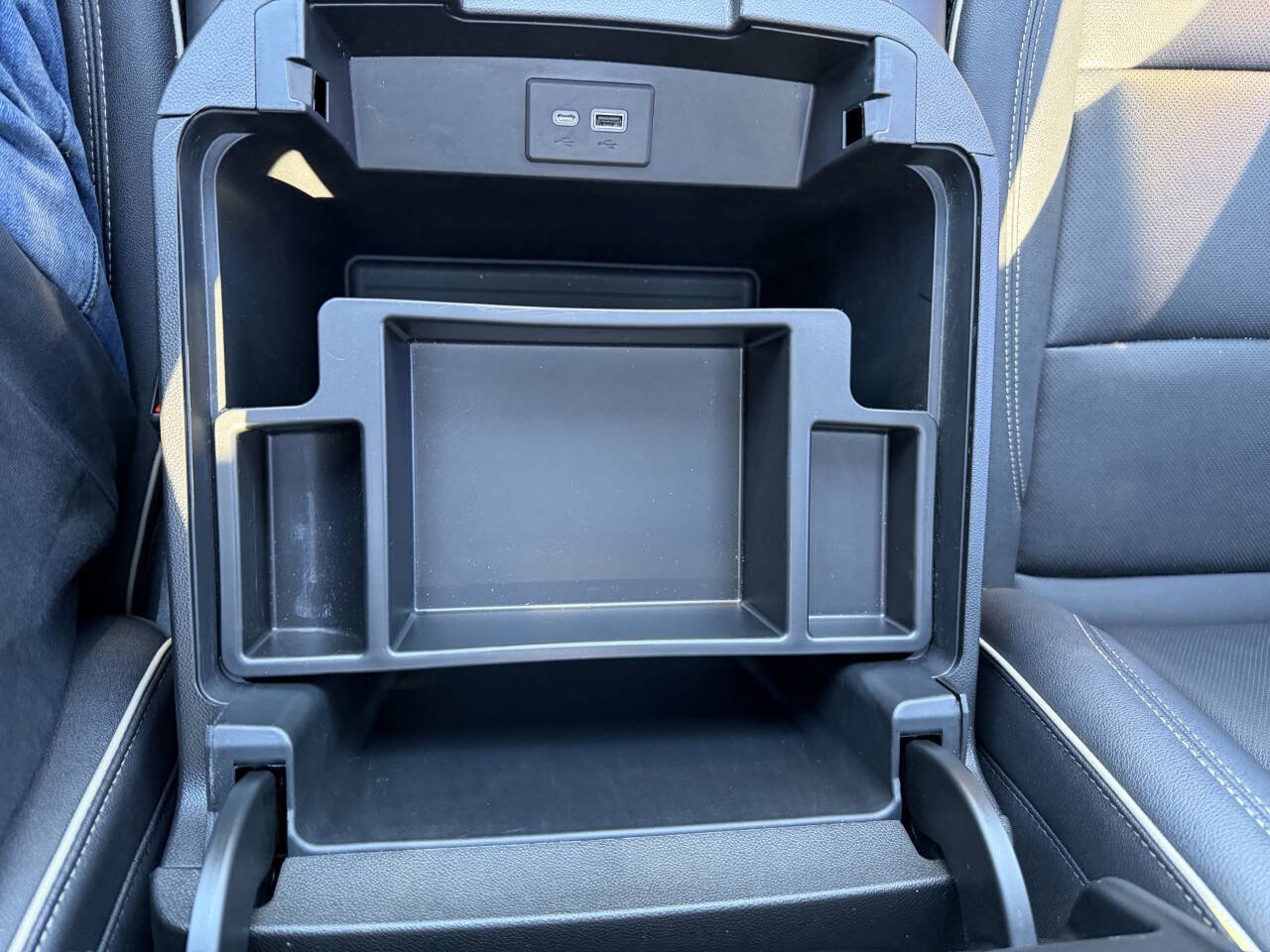 Used 2023 GMC Yukon SLT w/ SLT Luxury Package image 28