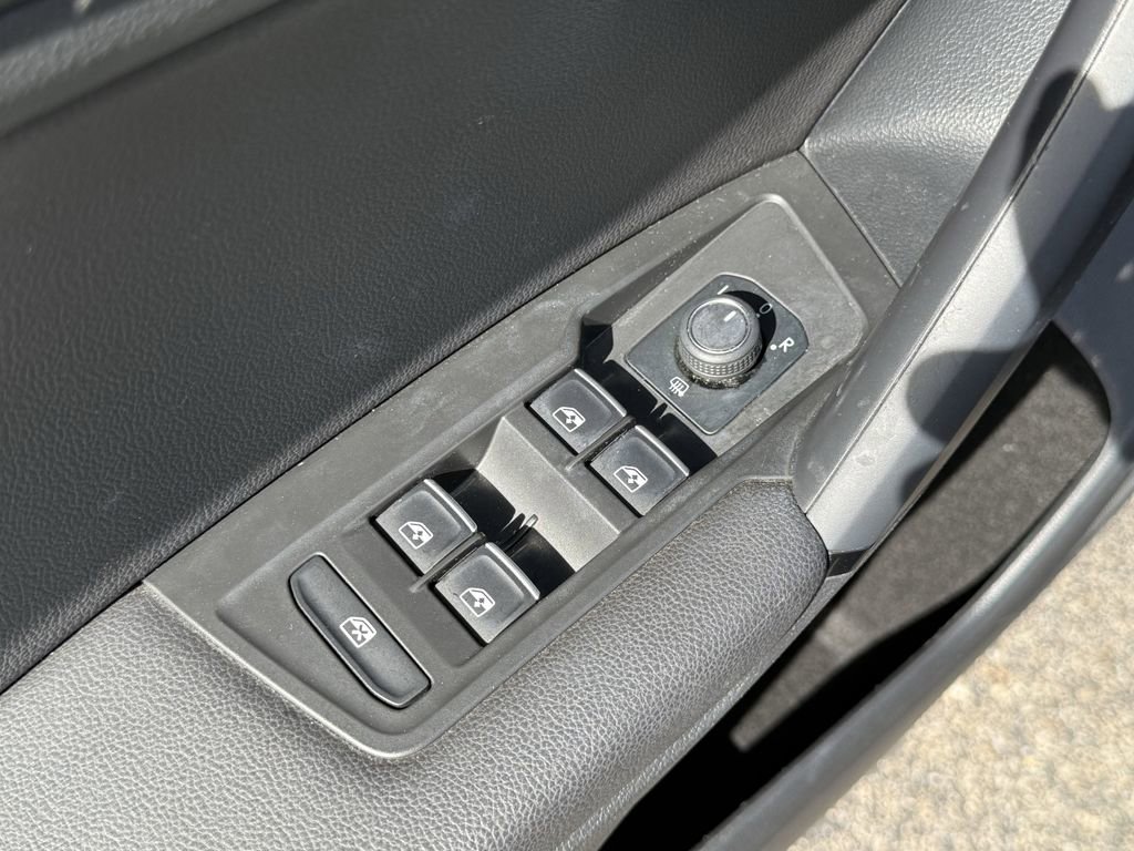 Used 2019 Volkswagen Tiguan SE image 11