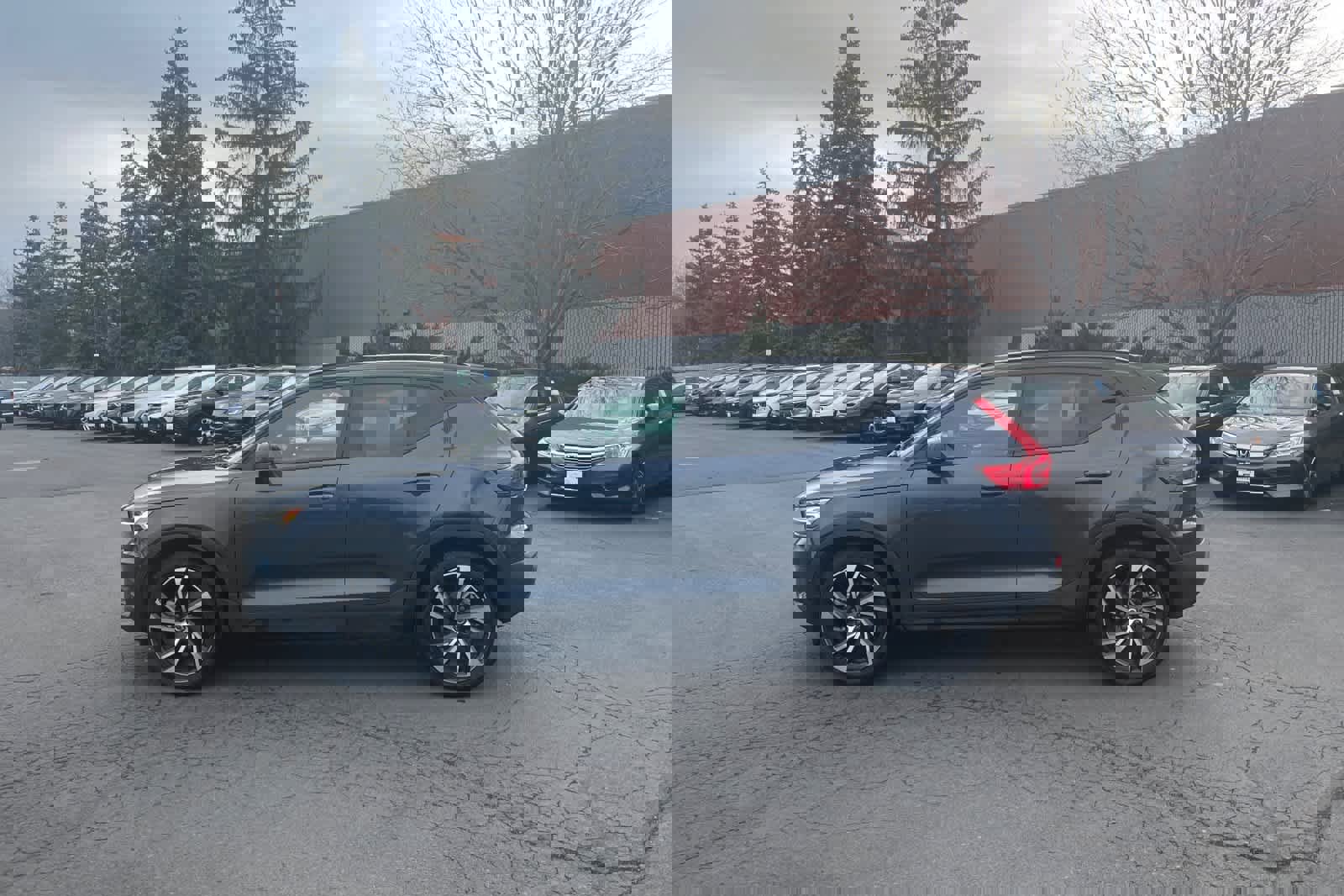 Used 2022 Volvo XC40 T5 R-Design w/ Advanced Package image 5