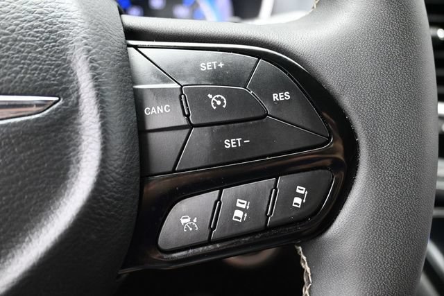 Used 2025 Chrysler Pacifica Limited FWD image 31