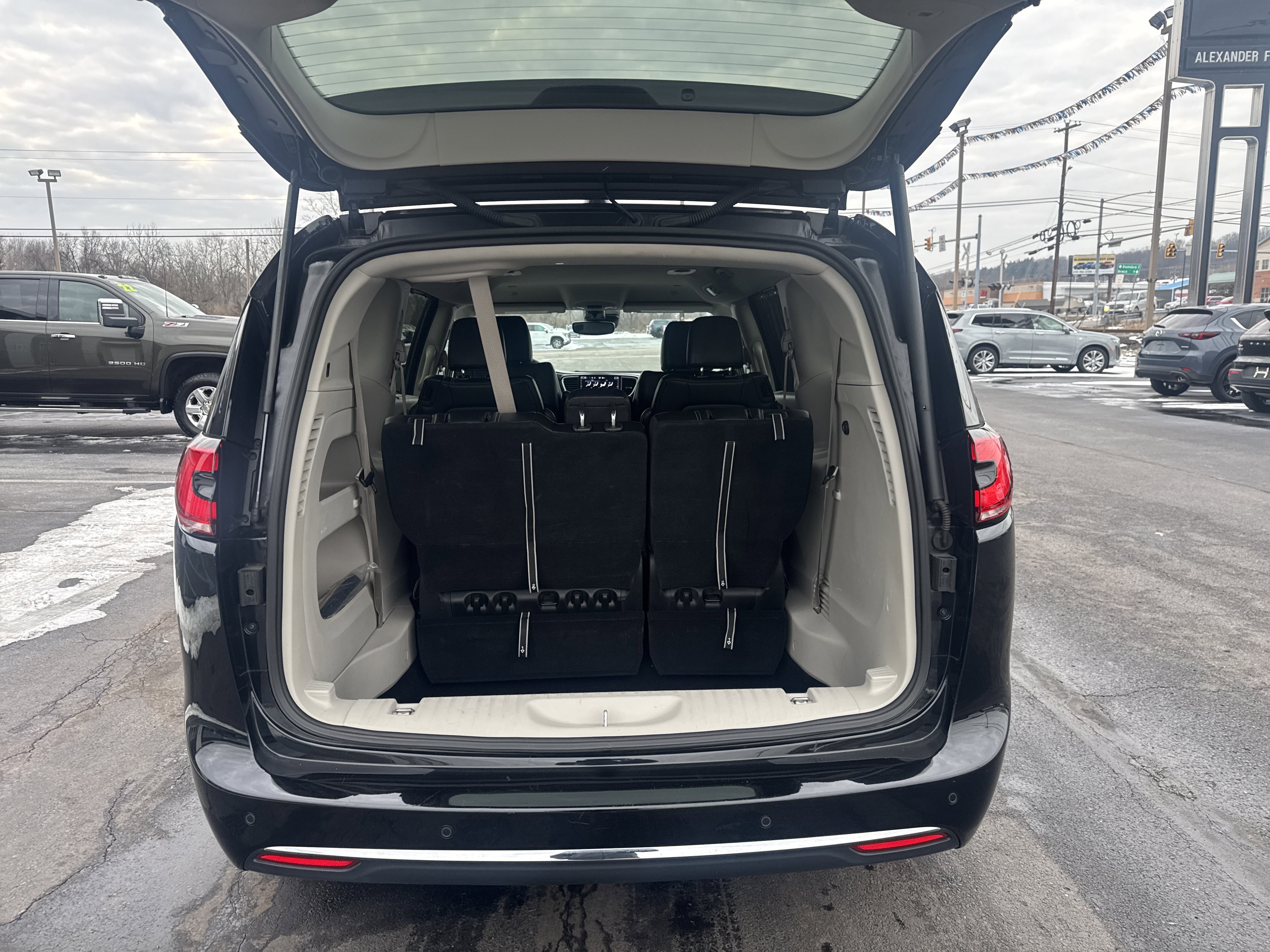 Used 2024 Chrysler Pacifica Touring-L image 5
