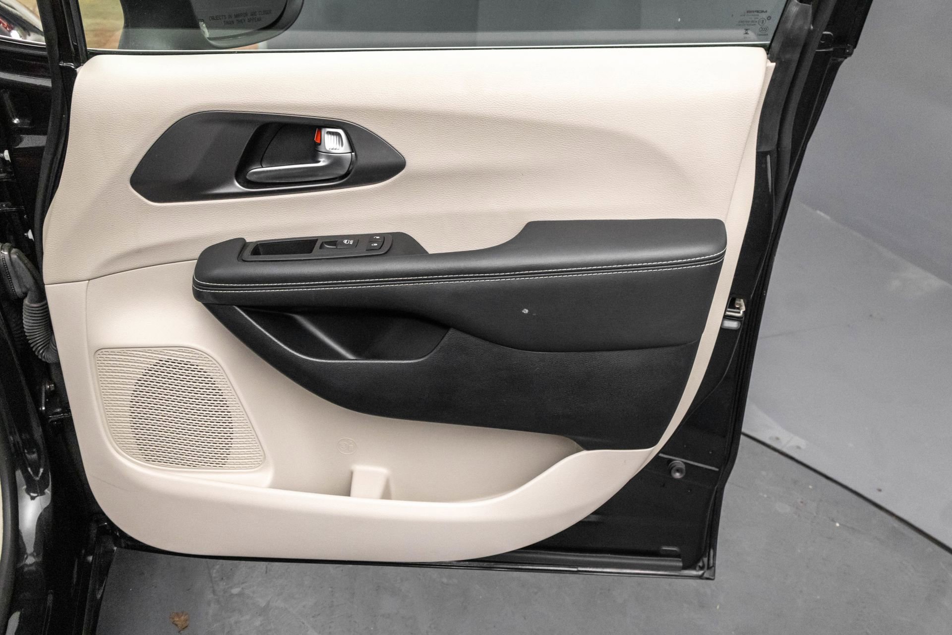 Used 2023 Chrysler Pacifica Touring-L image 40