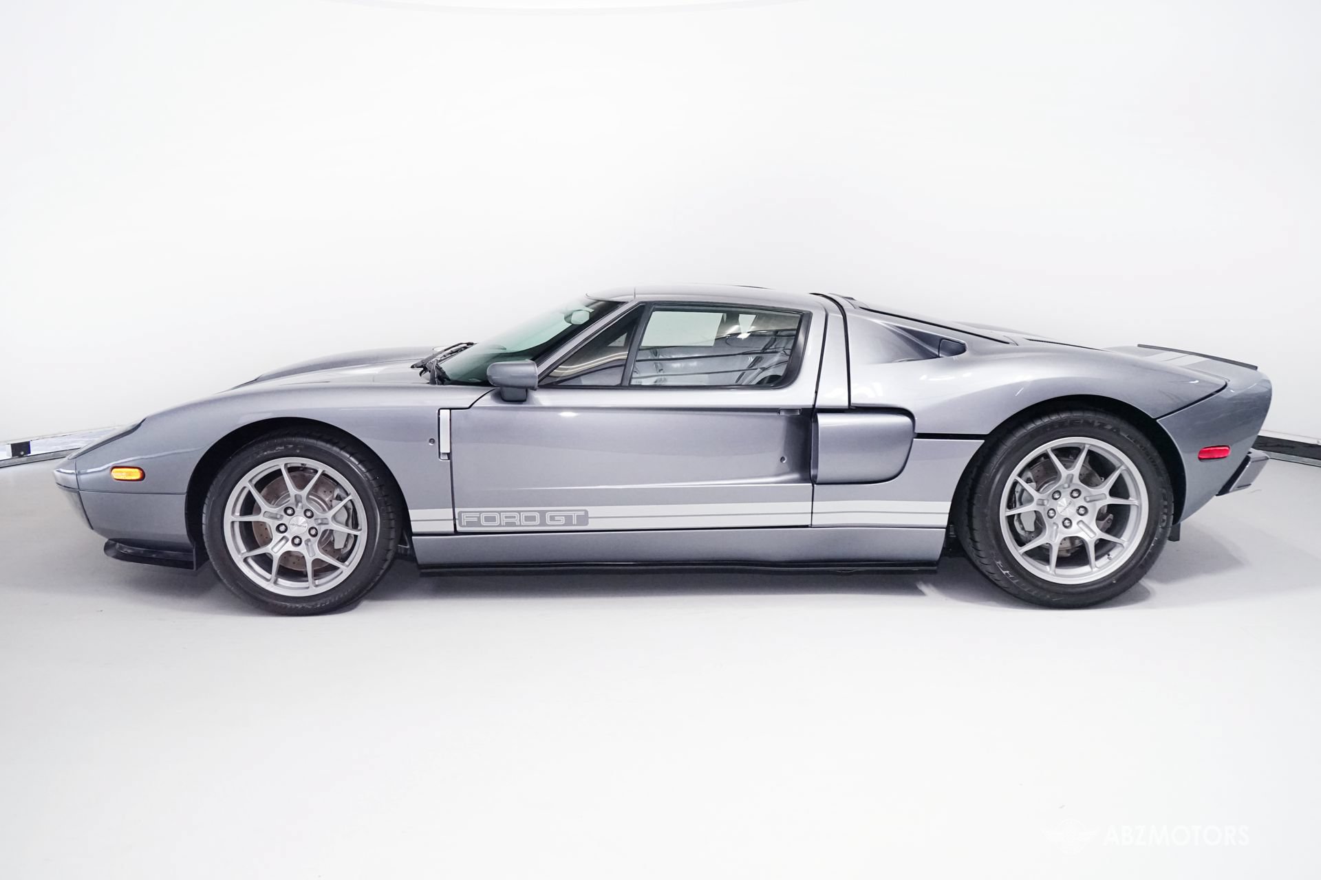 Used 2006 Ford GT RWD image 4