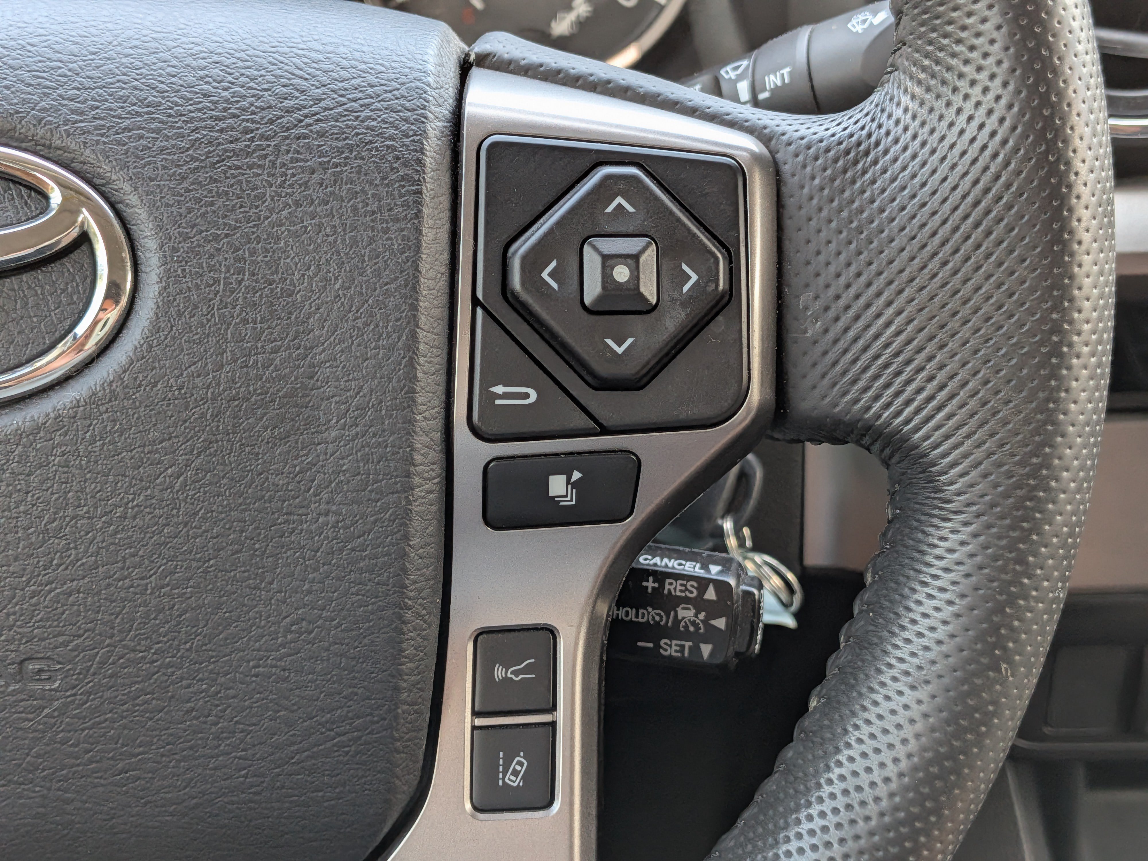 Used 2018 Toyota Tacoma SR5 RWD image 25