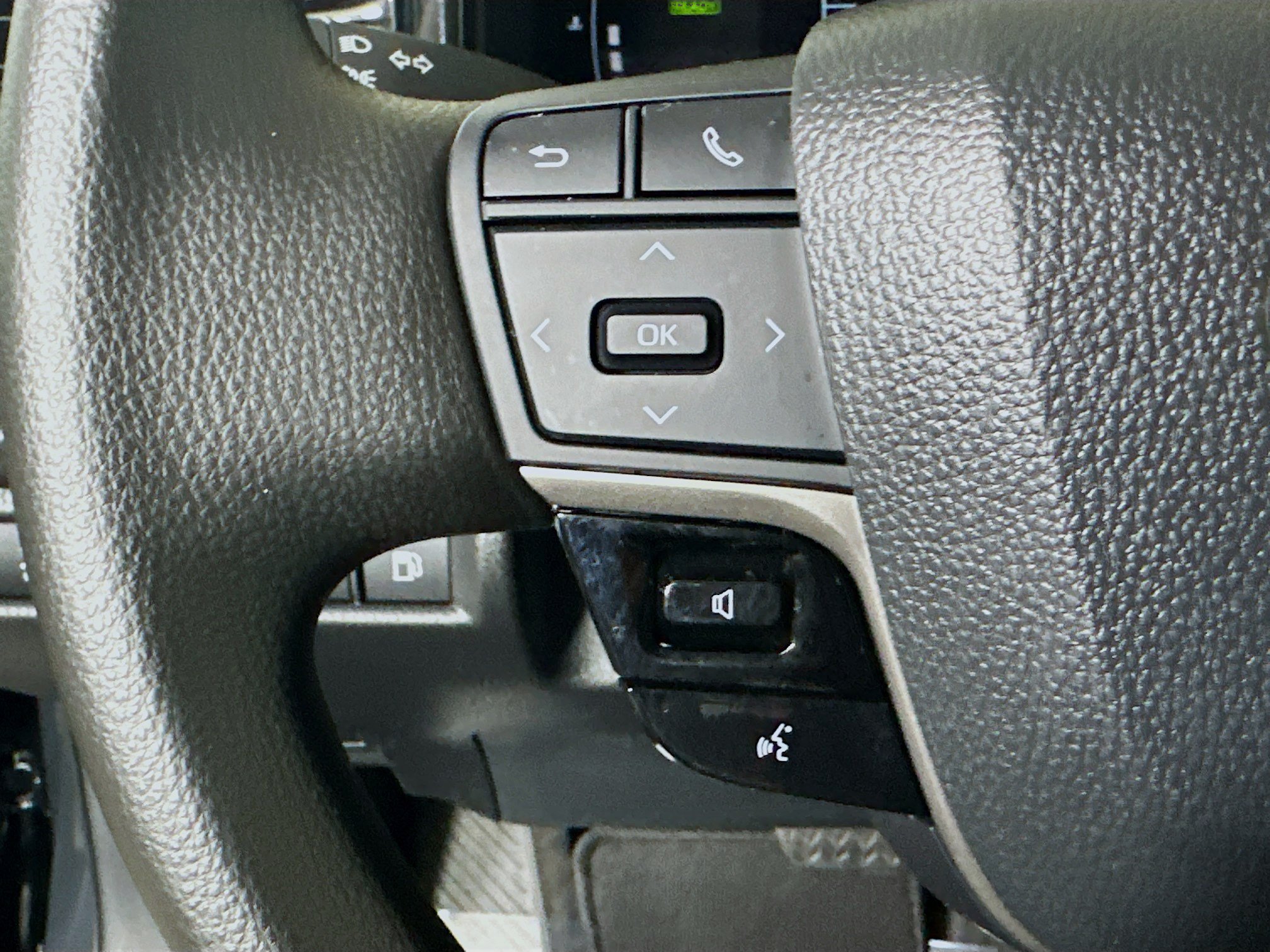 Used 2025 Toyota Camry LE w/ Convenience Package FWD image 16
