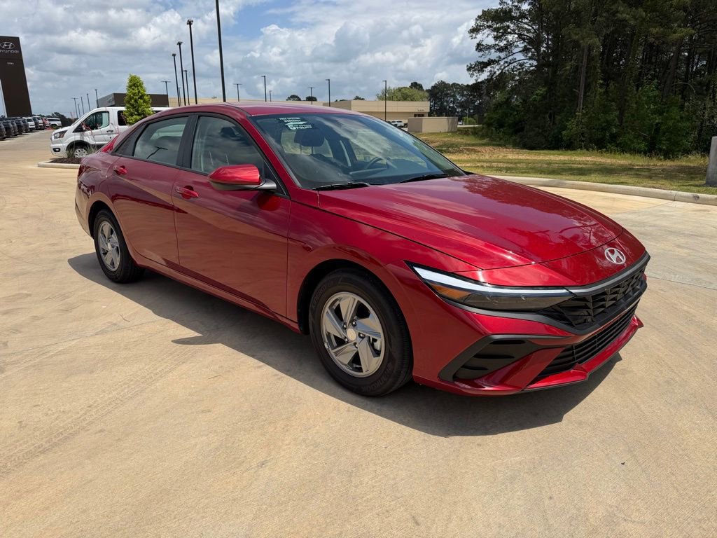Certified 2025 Hyundai Elantra SE image 7