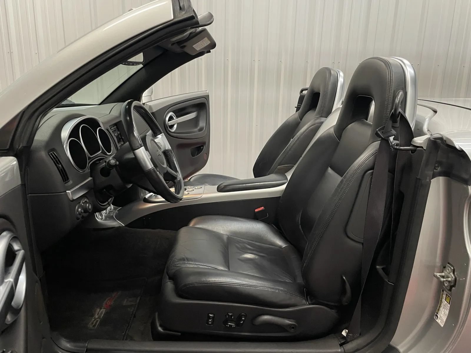 Used 2005 Chevrolet SSR w/ Preferred Equipment Group RWD image 34
