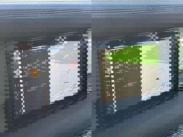 Used 2020 Land Rover Defender 110 SE image 16