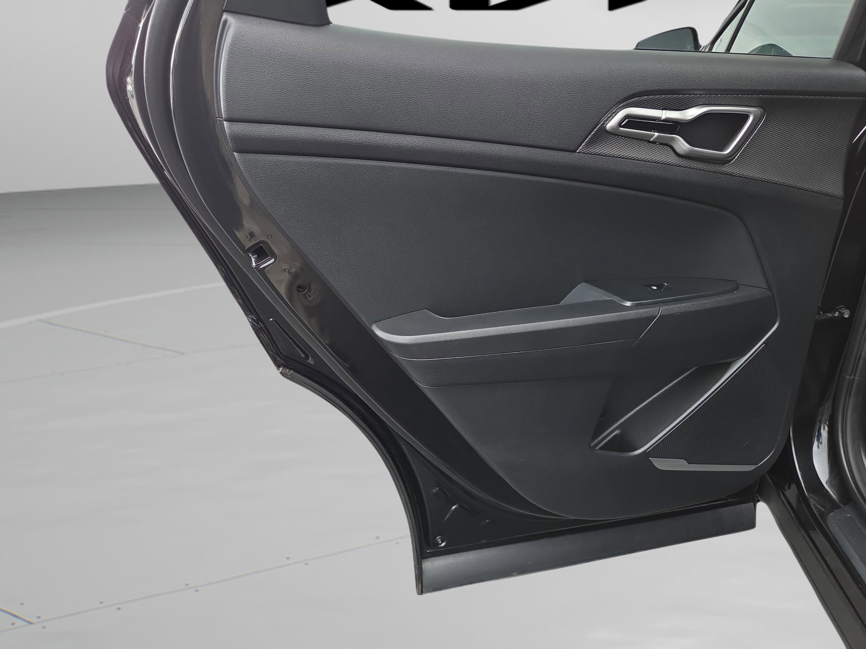 Used 2025 Kia Sportage LX image 28