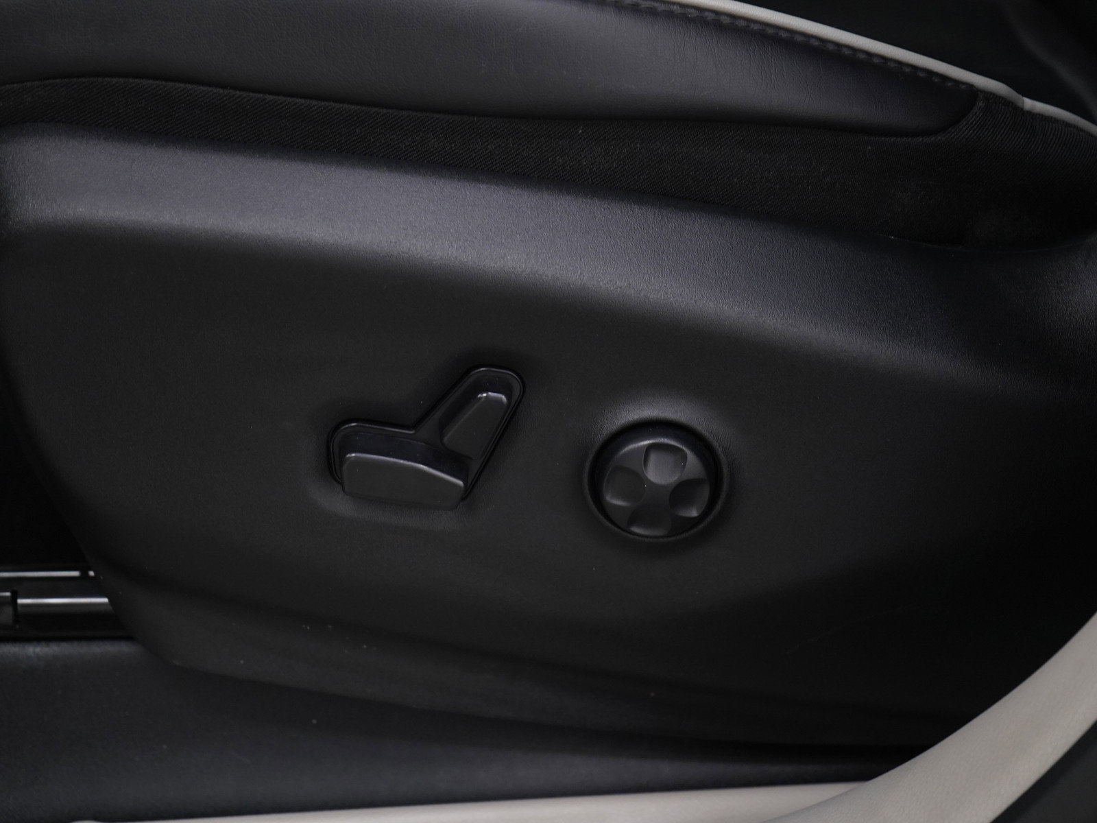 Used 2024 Chrysler Pacifica Limited image 31