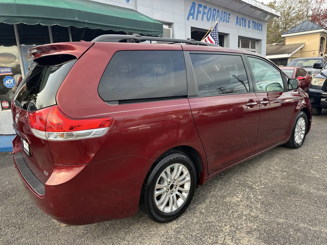 Used 2011 Toyota Sienna XLE w/ Premium Pkg image 6