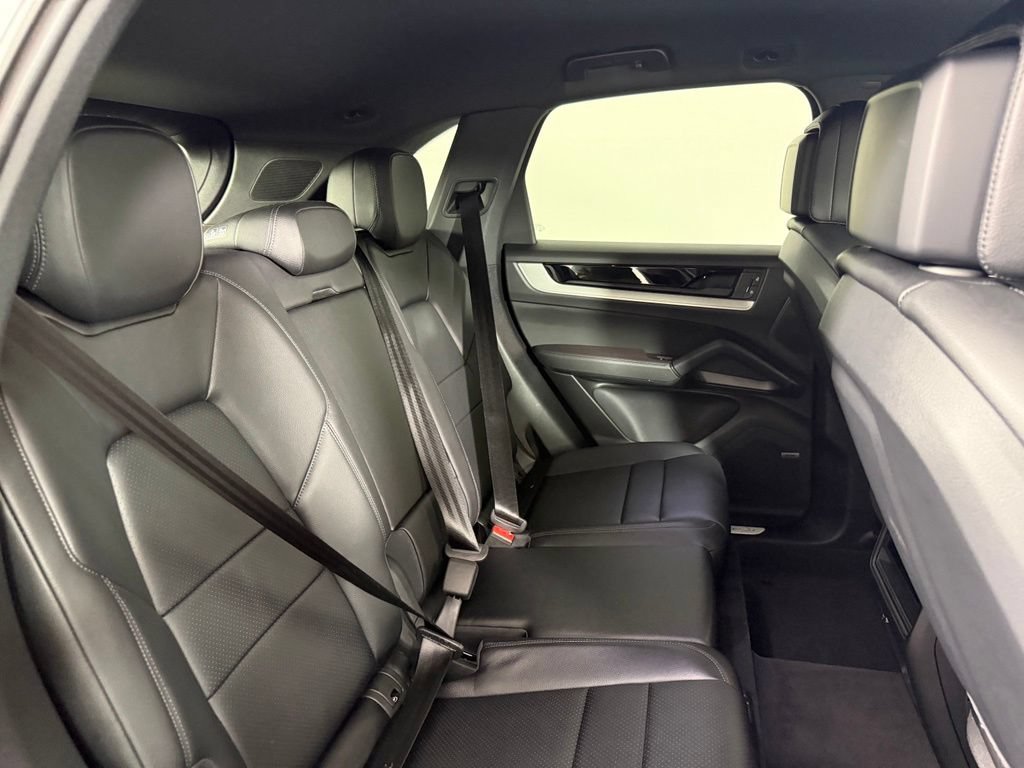 Certified 2025 Porsche Cayenne AWD/4WD image 18