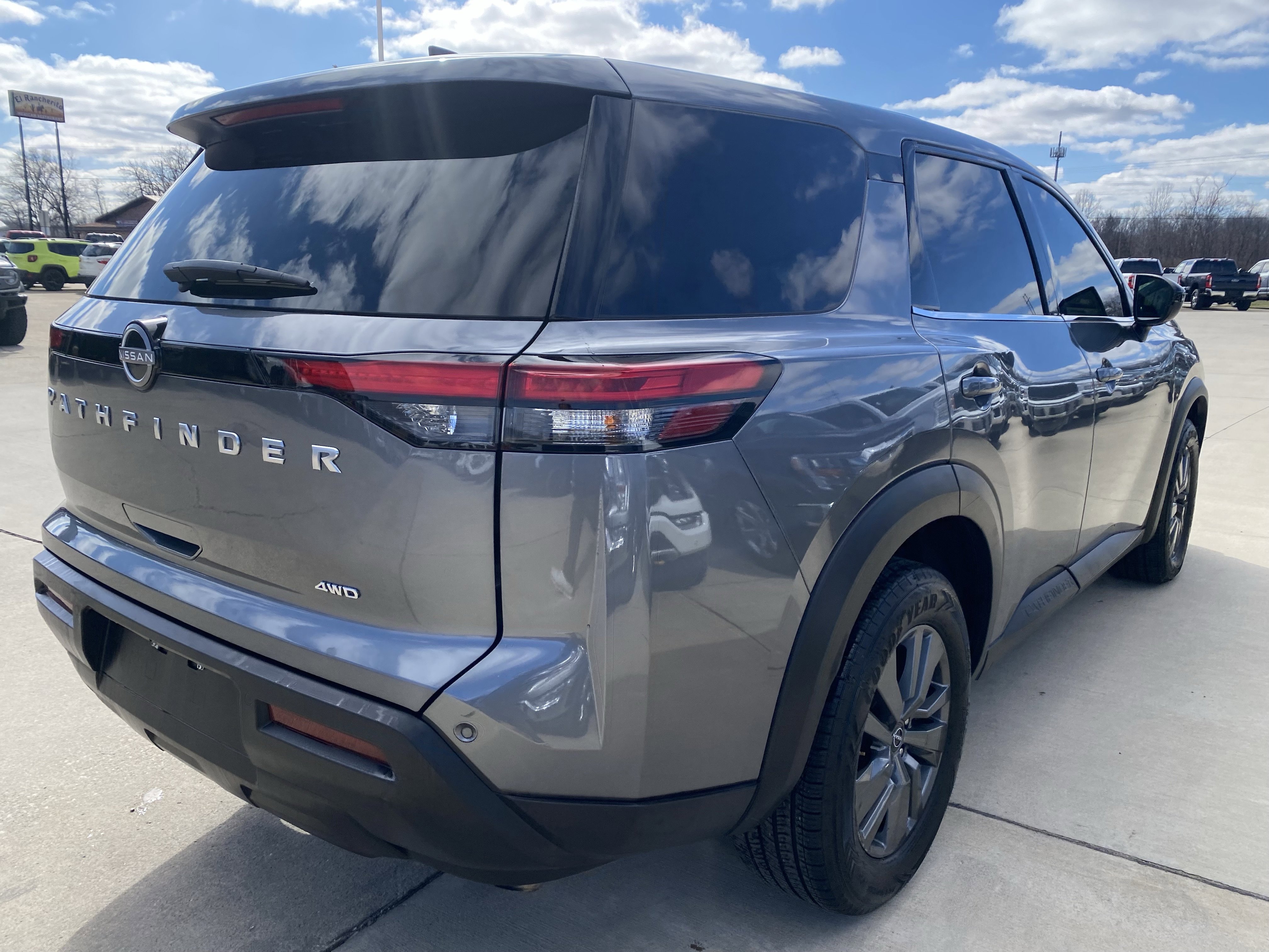 Used 2024 Nissan Pathfinder S image 6