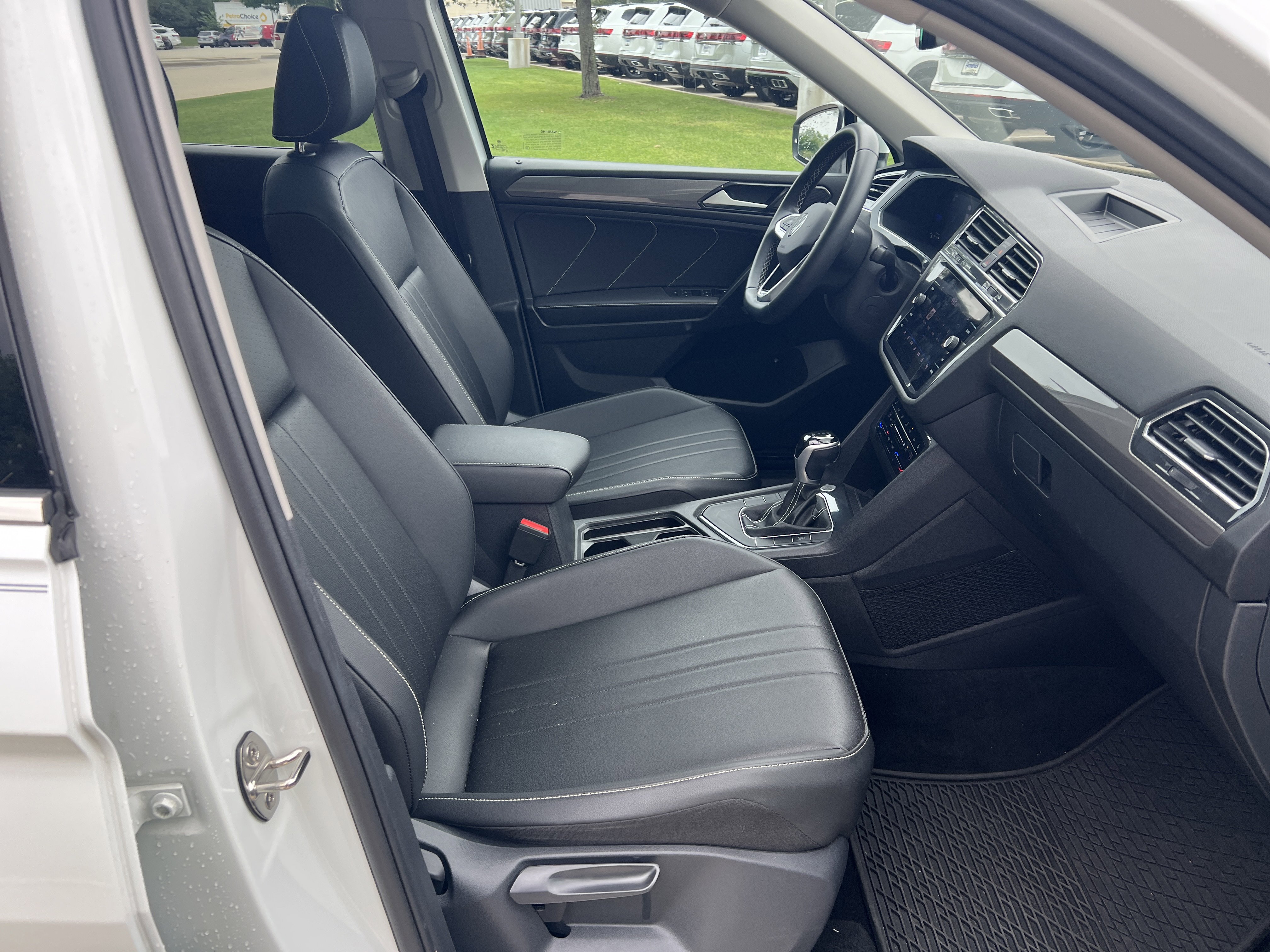 Used 2023 Volkswagen Tiguan SE w/ Panoramic Sunroof Package FWD image 28
