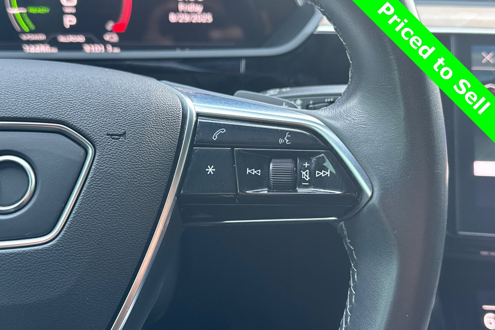 Used 2024 Audi Q8 e-tron Premium image 32