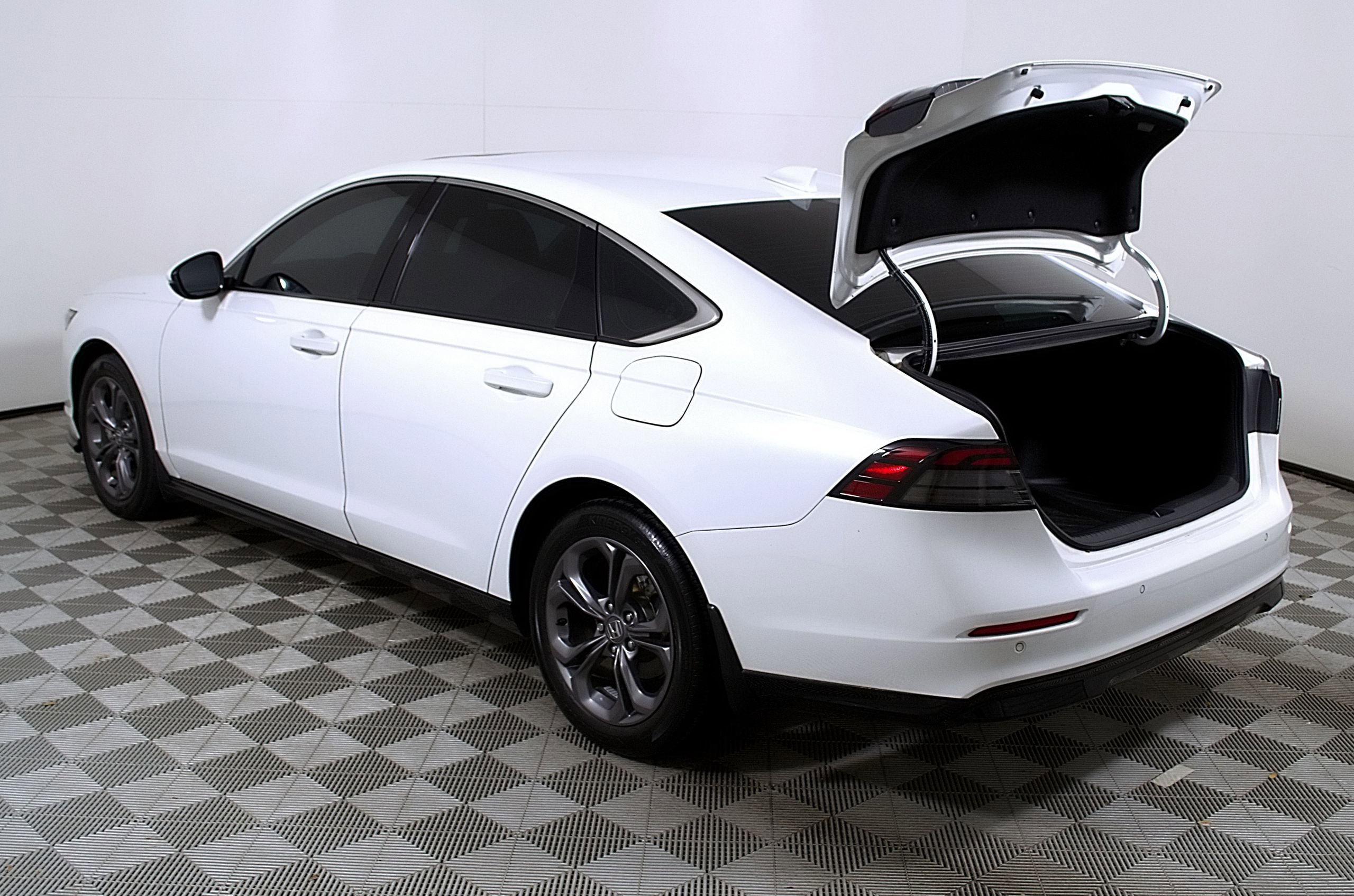 Used 2023 Honda Accord EX-L image 10