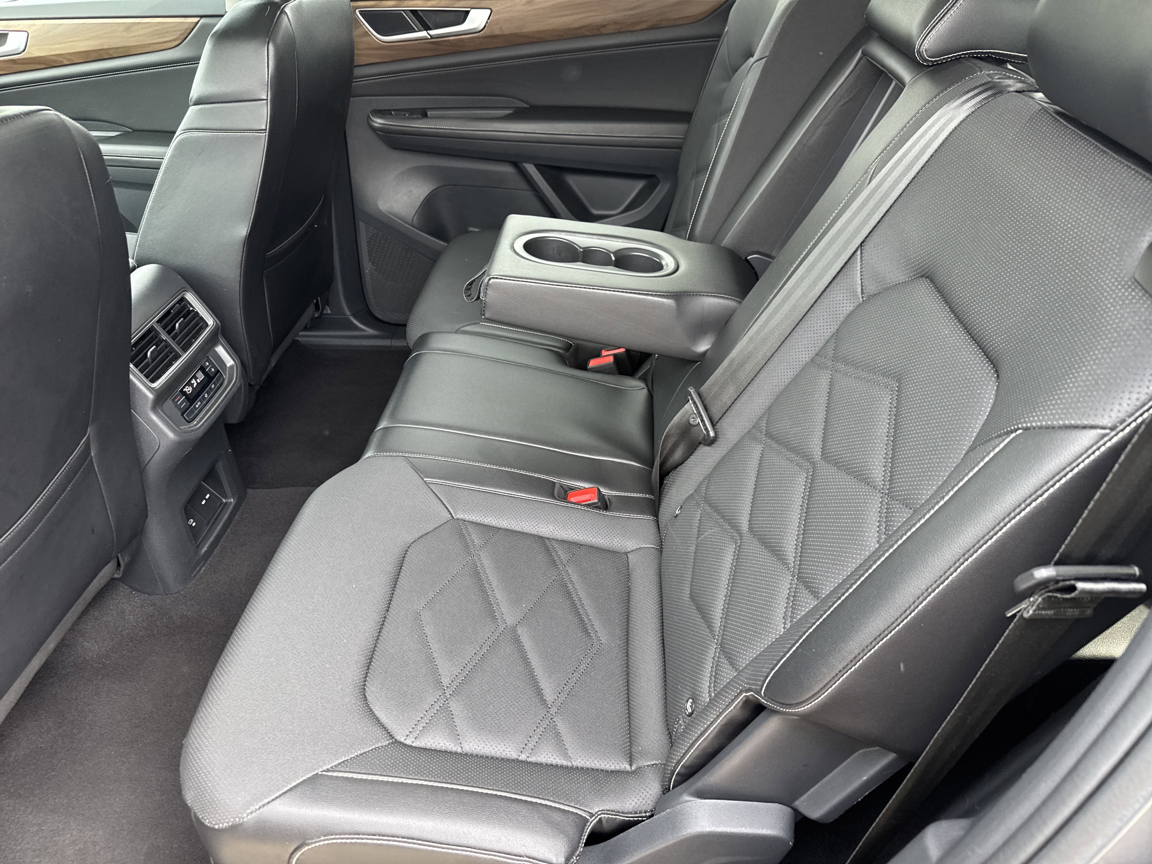 Used 2024 Volkswagen Atlas SE AWD/4WD image 6