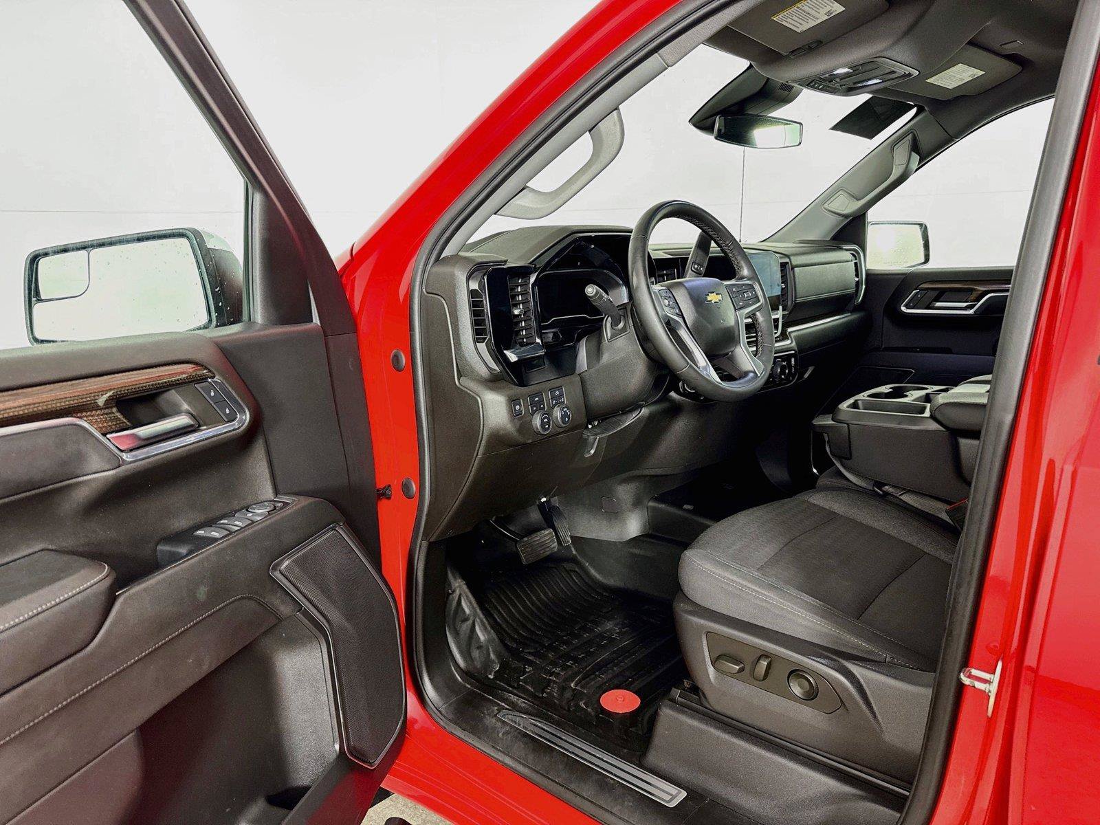 Used 2023 Chevrolet Silverado 1500 LT AWD/4WD image 3