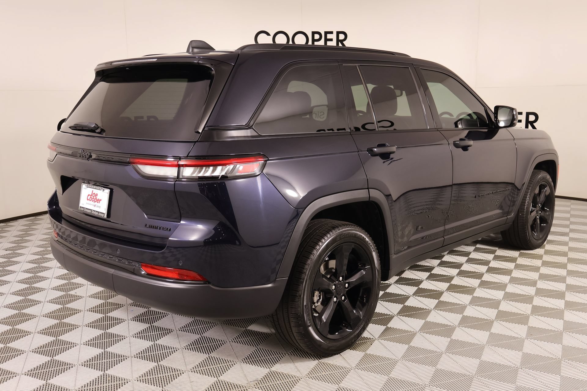 Used 2024 Jeep Grand Cherokee Limited w/ Black Appearance Package RWD image 21