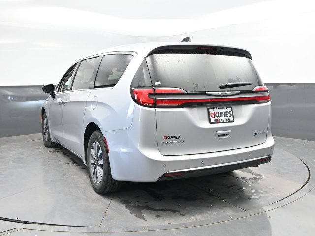 Used 2024 Chrysler Pacifica Limited FWD image 11