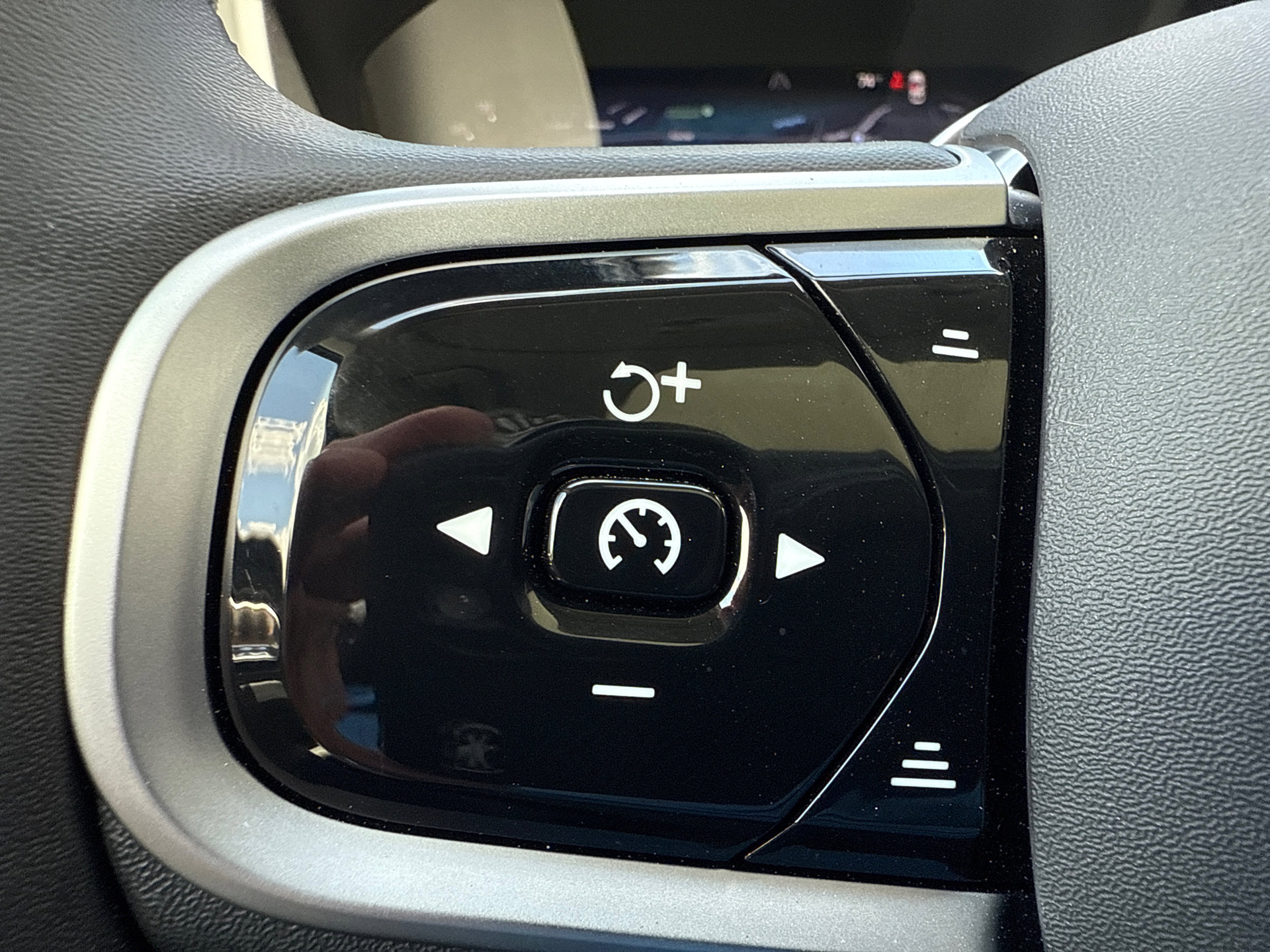 Used 2026 Volvo XC60 B5 Plus w/ Climate Package PRO AWD/4WD image 29