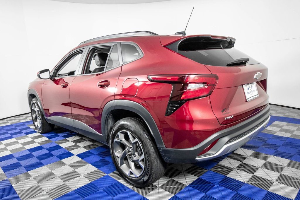 Used 2025 Chevrolet Trax LT w/ LT Convenience Package image 7