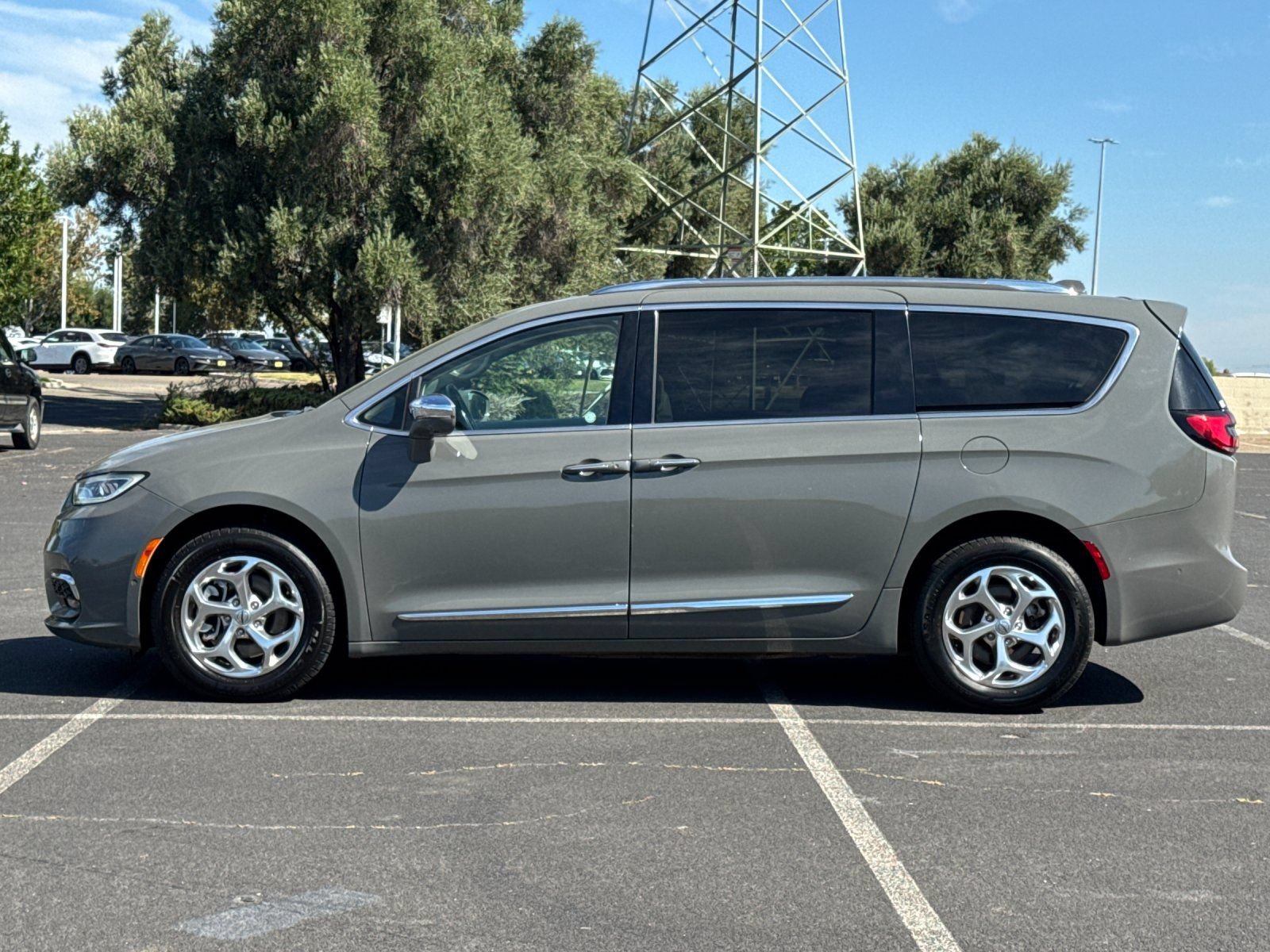 Used 2021 Chrysler Pacifica Limited w/ Premium & Safety Sphere Group AWD/4WD image 7