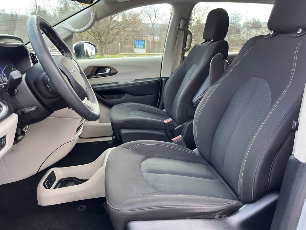Used 2023 Chrysler Voyager LX image 15