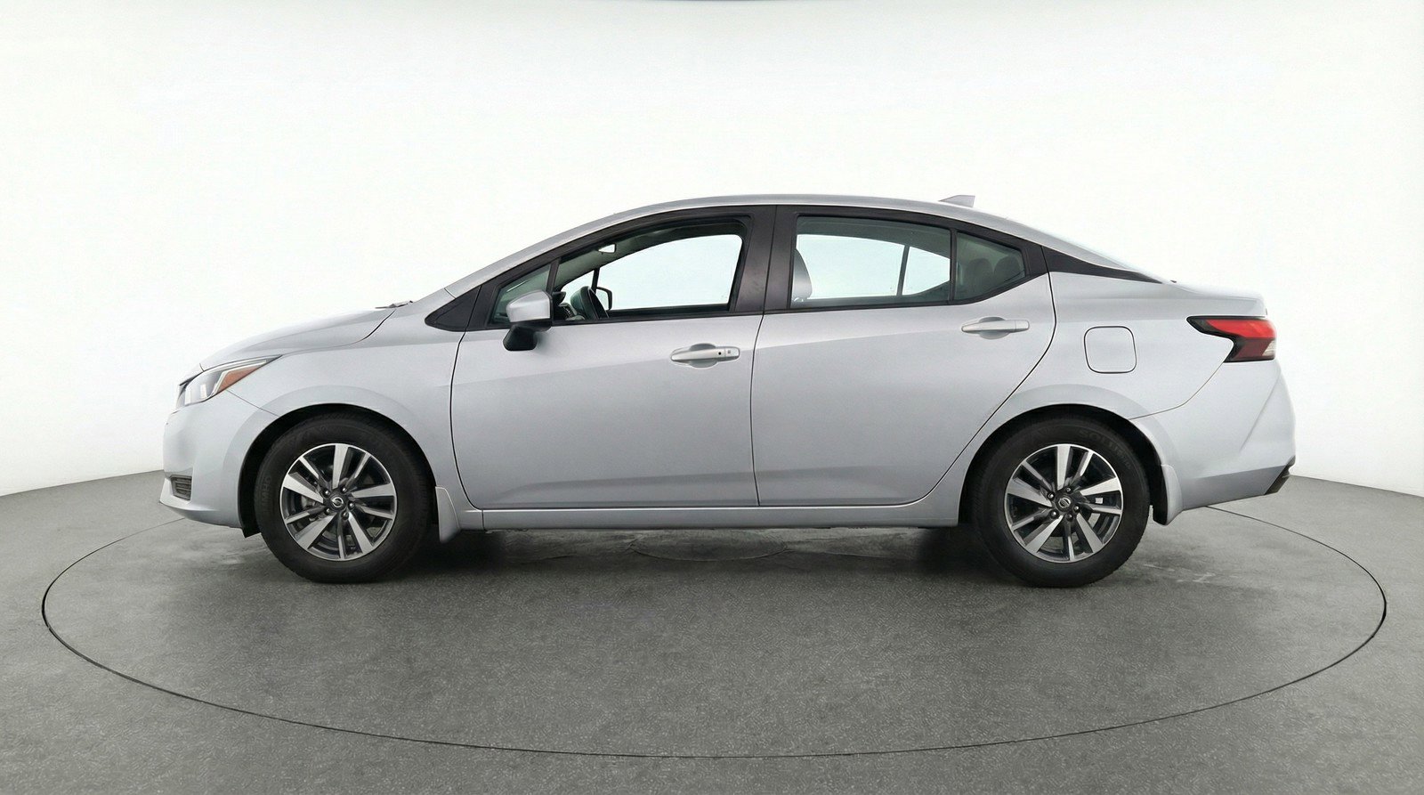 Used 2025 Nissan Versa SV image 5